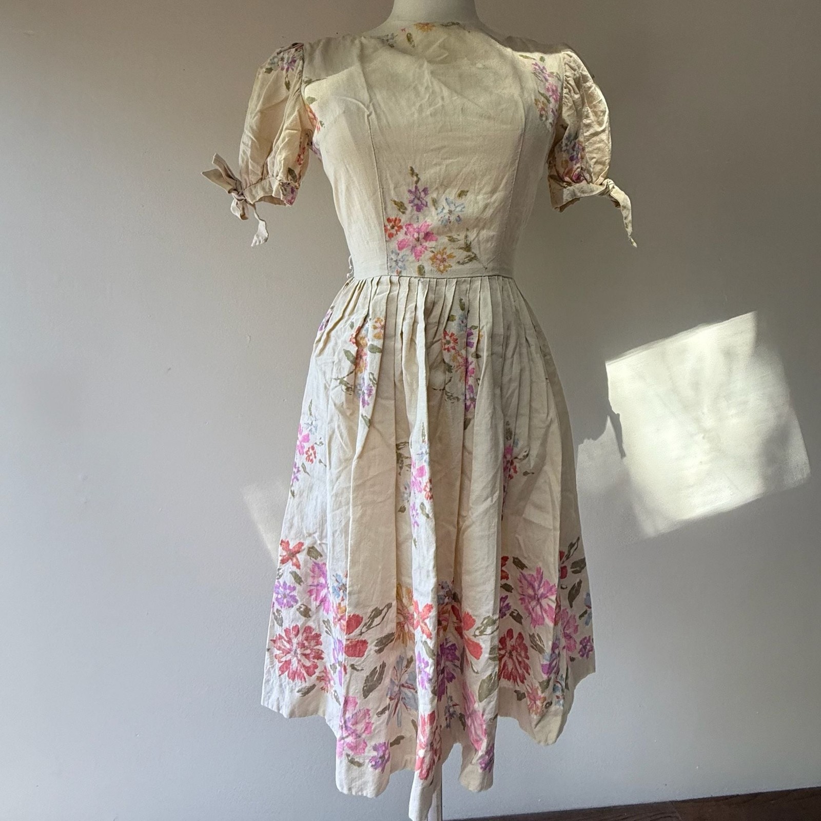 Vintage 1950s Puff Sleeve Floral Print Cotton Midi Day Dress