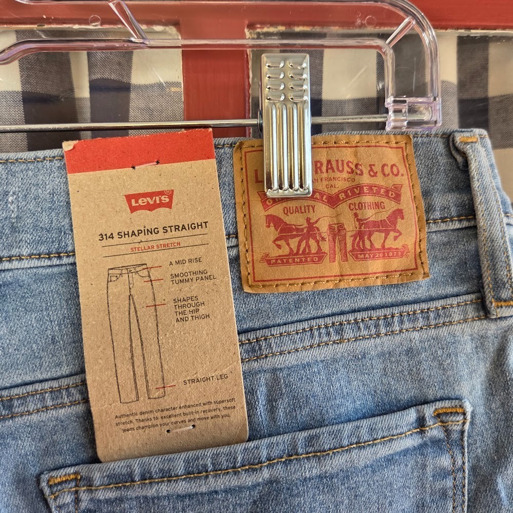Levi’s Women’s Blue 314 Light Wash Shaping Straight Mid-Rise Jeans Size 31 x 32