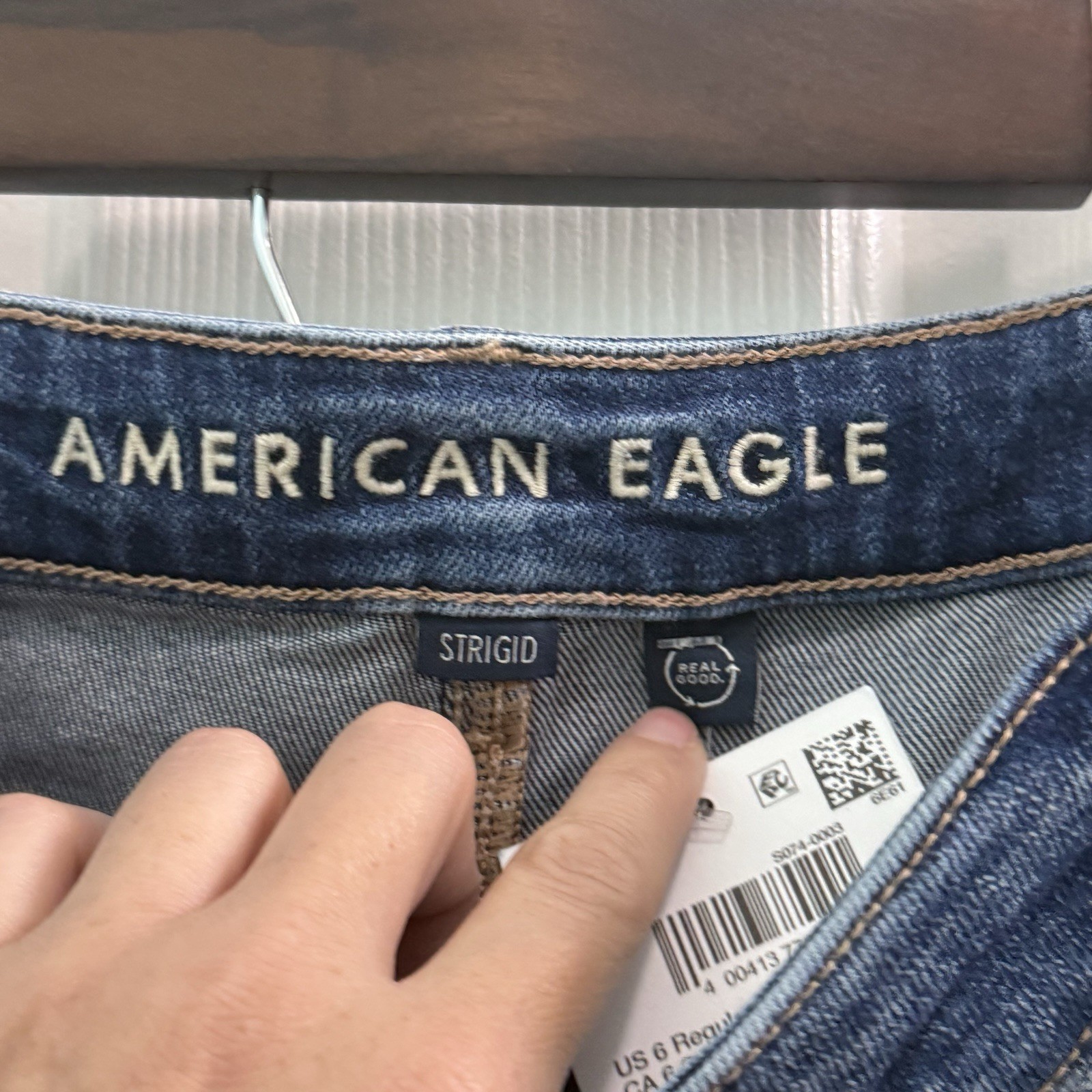 NEW American Eagle Women’s Size 6 Regular Strigid Mom Jeans Blue Denim