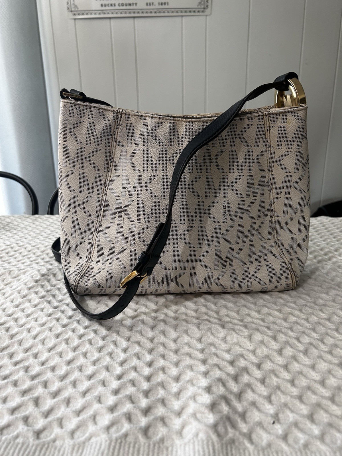 Michael Kors Beige/Black Monogram Shoulder Bag Zip, Adj/Det Strap, Gold