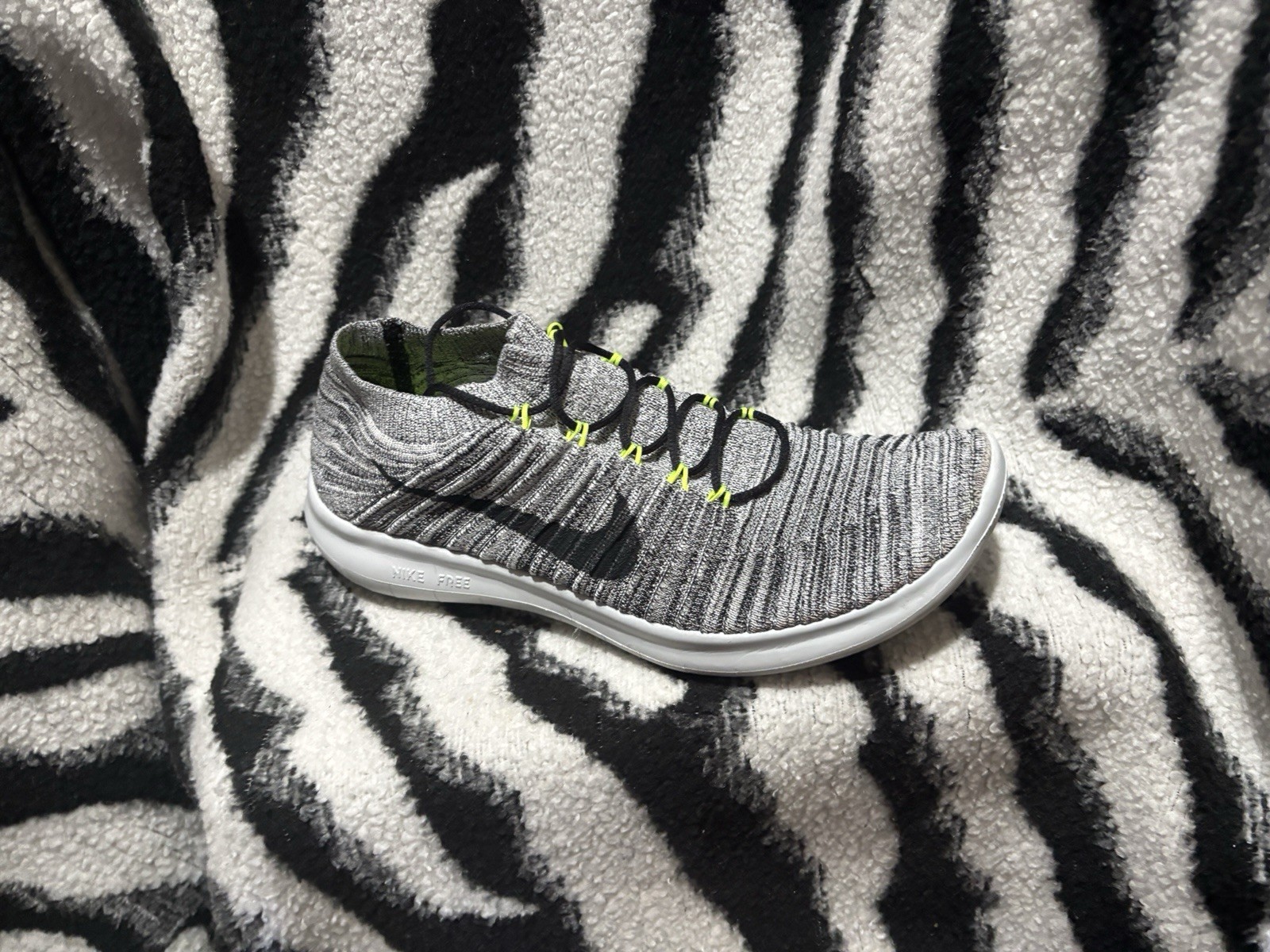 Size 8.5 – Nike Free RN Flyknit 2017 White Black Stealth Stylish Kicks