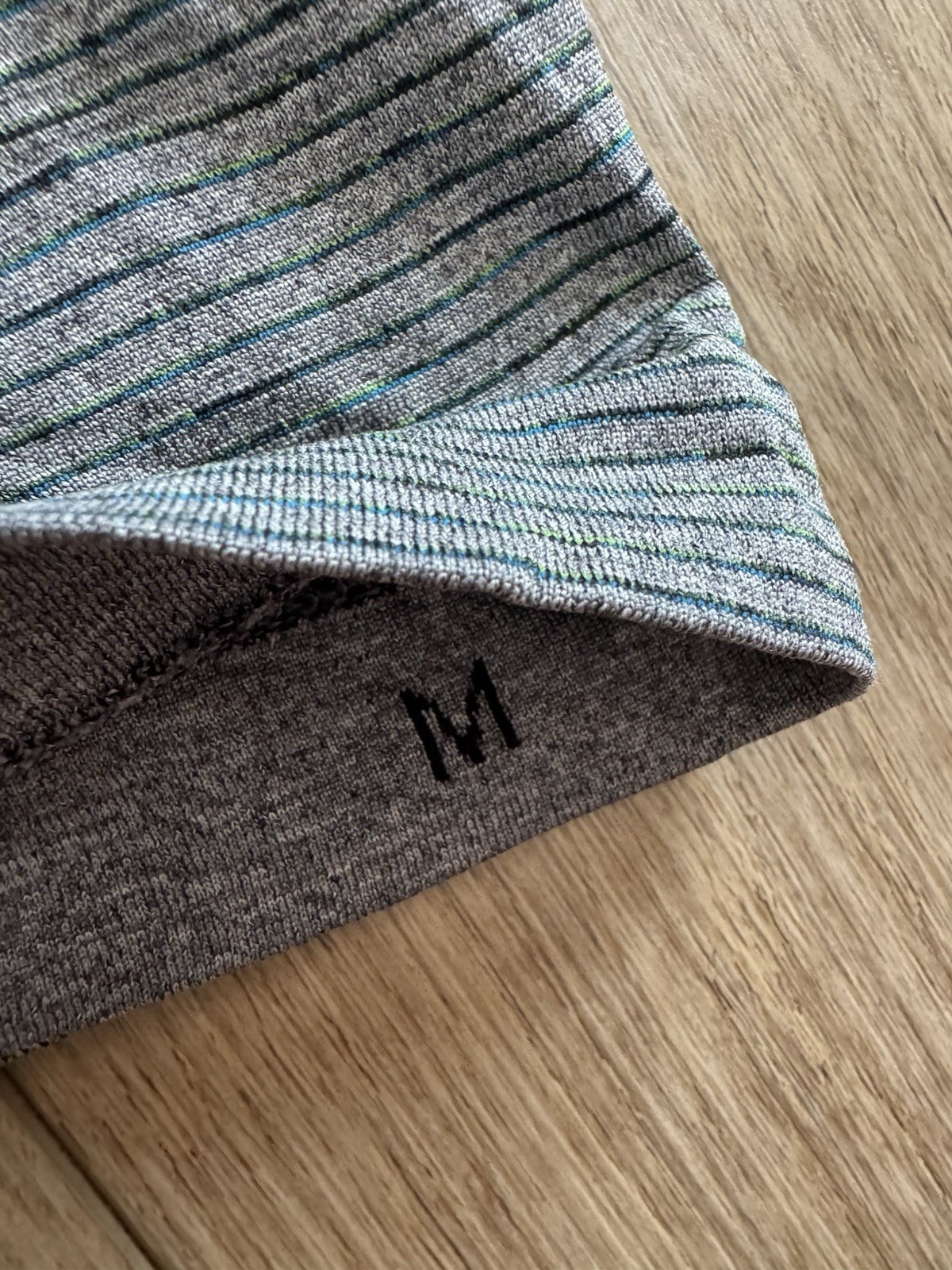 Lululemon Men’s M Gray Striped Crew Neck Short Sleeve Athletic Tee Logo