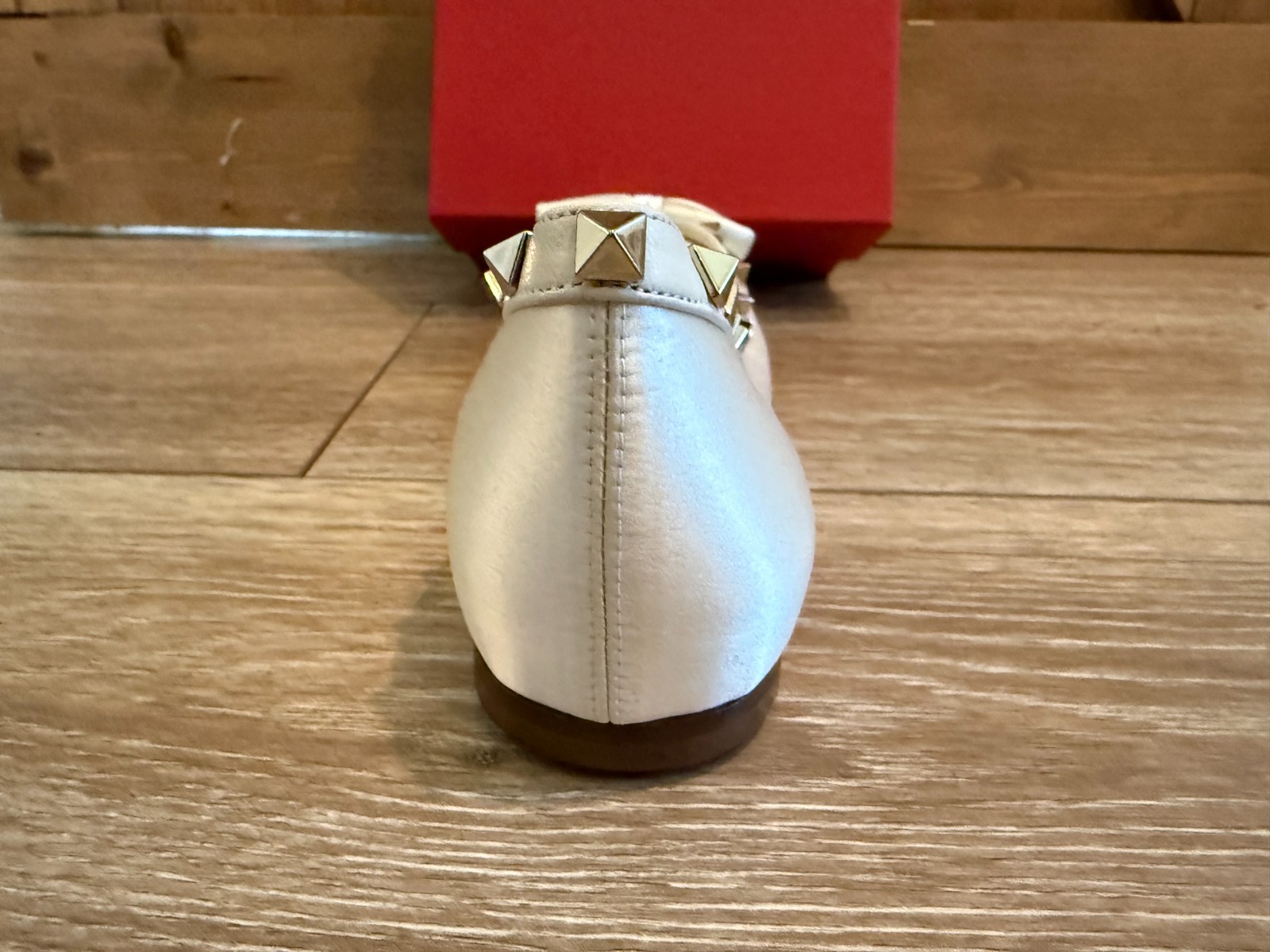 NWT Valentino Garavani Rockstud Bow Ballet Flats Ivory Satin EU 40