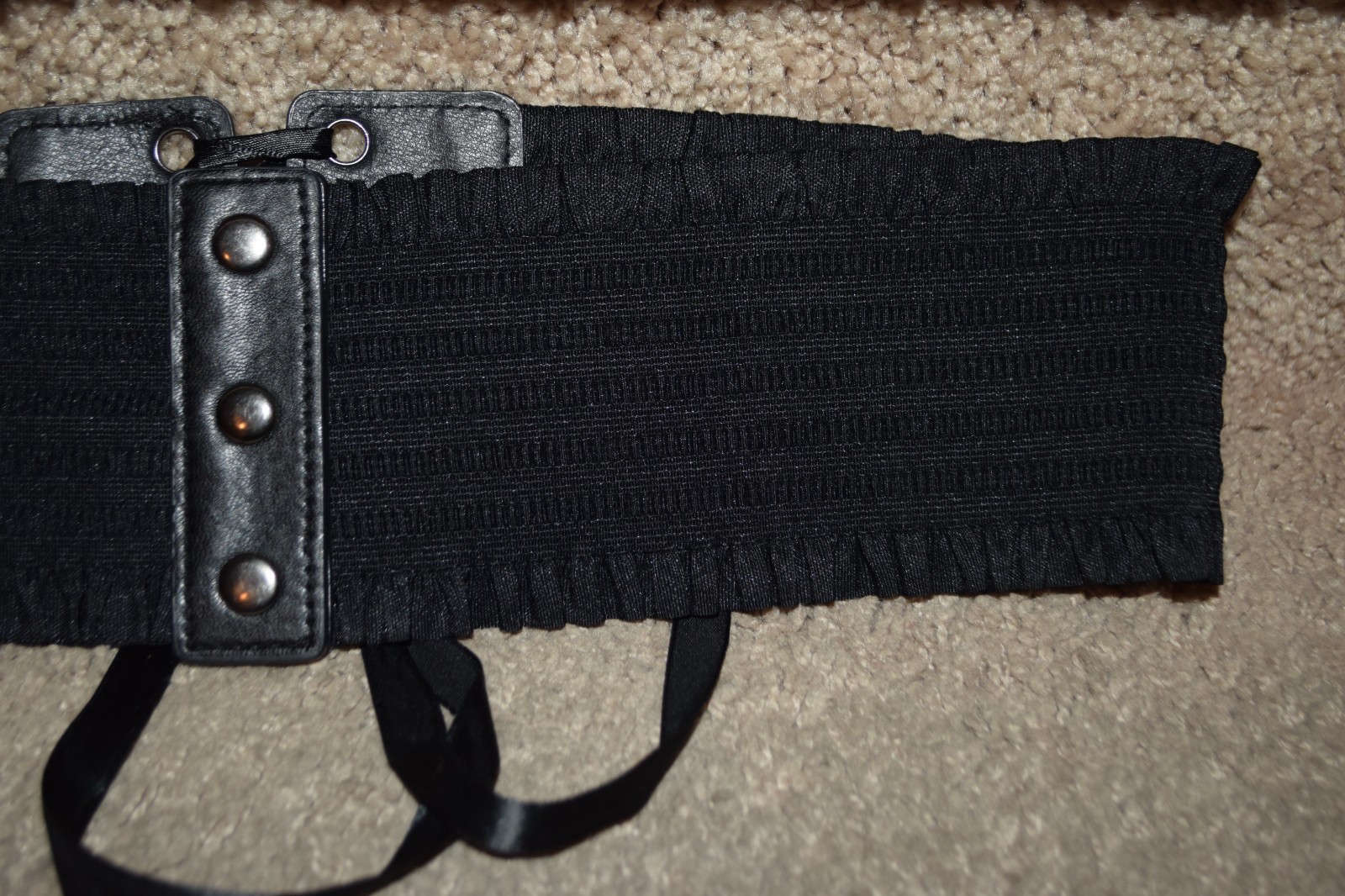 Size L/XL Black Ruffle Edges Elastic Lace Up Snap Close Corset Belt
