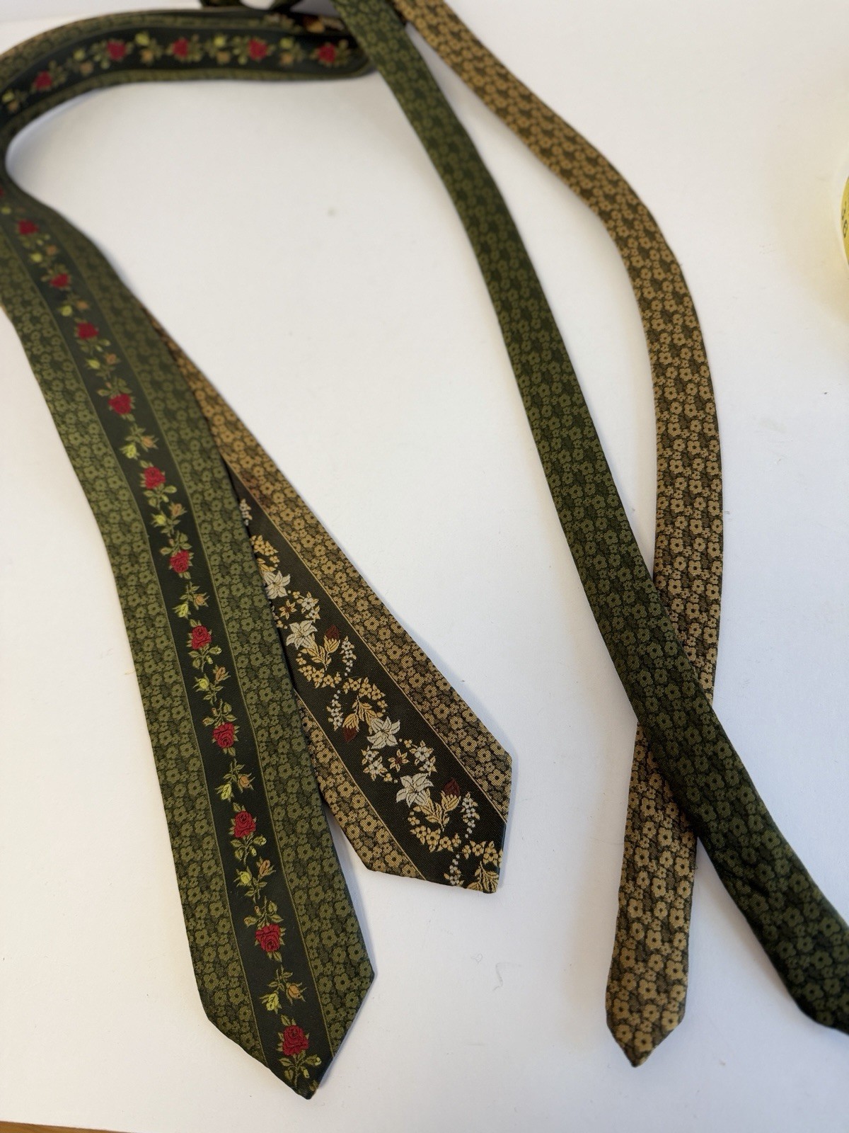 Vintage COMMODORE Trevira 2 Ties Men’s Classic Pointed Euro Floral Pattern EUC