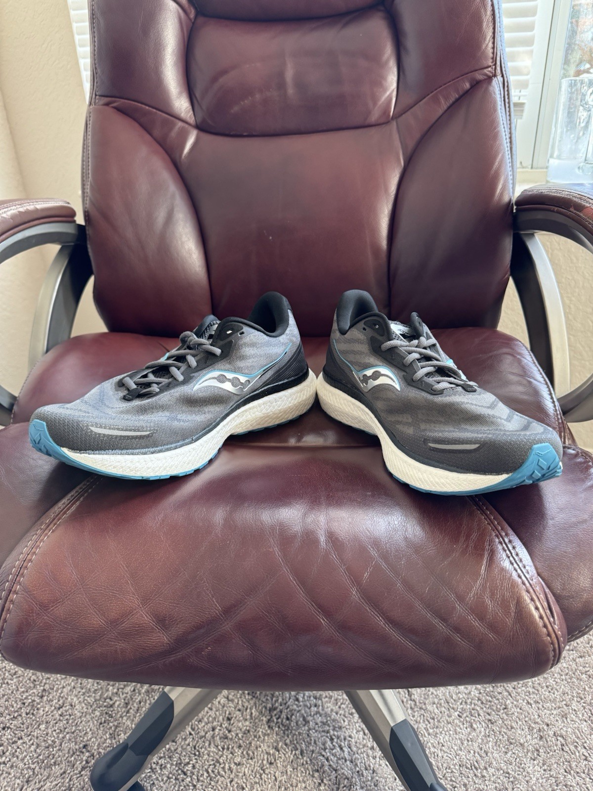 Saucony Triumph Men’s Running Sneaker Lace Up Low Top Rubber Sole Gray/Blue
