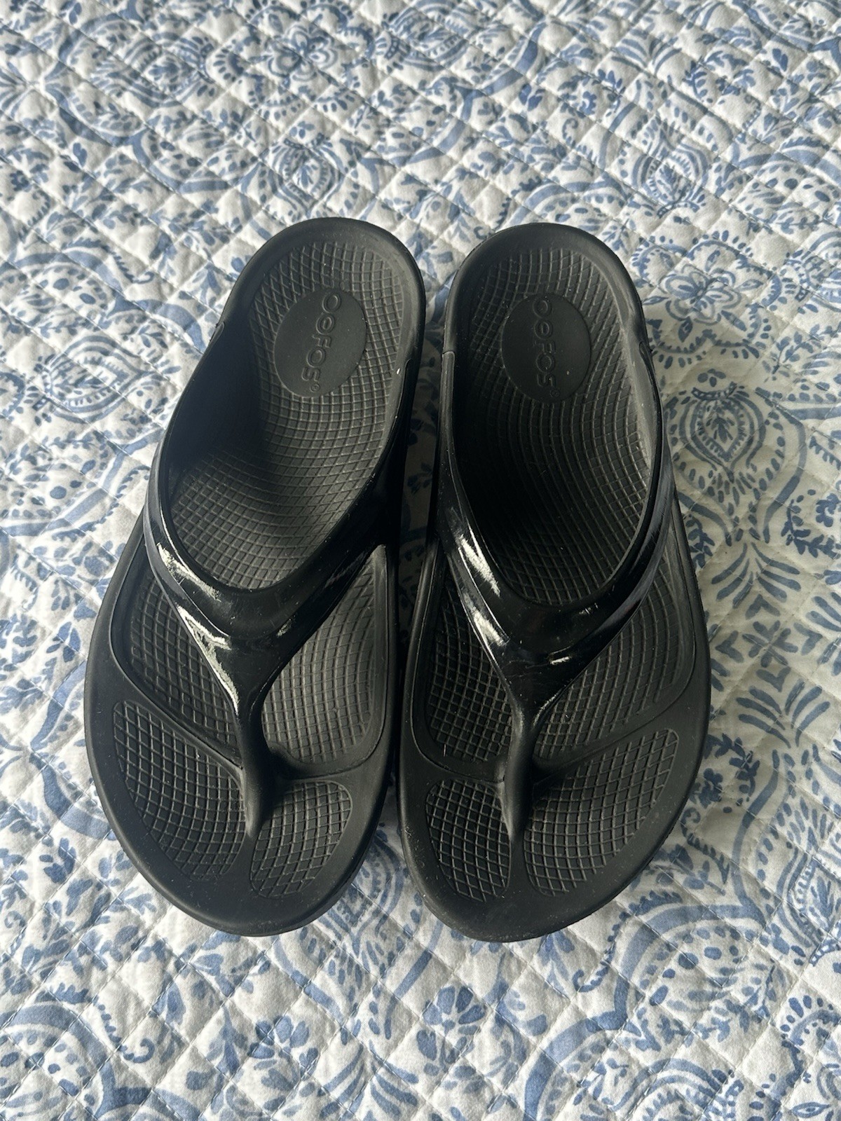 Women’s Luxe Patent Black OOFOS OOlala Thong Flip Flop Recovery Sandal Size 9