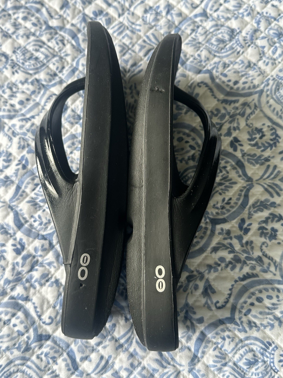 Women’s Luxe Patent Black OOFOS OOlala Thong Flip Flop Recovery Sandal Size 9