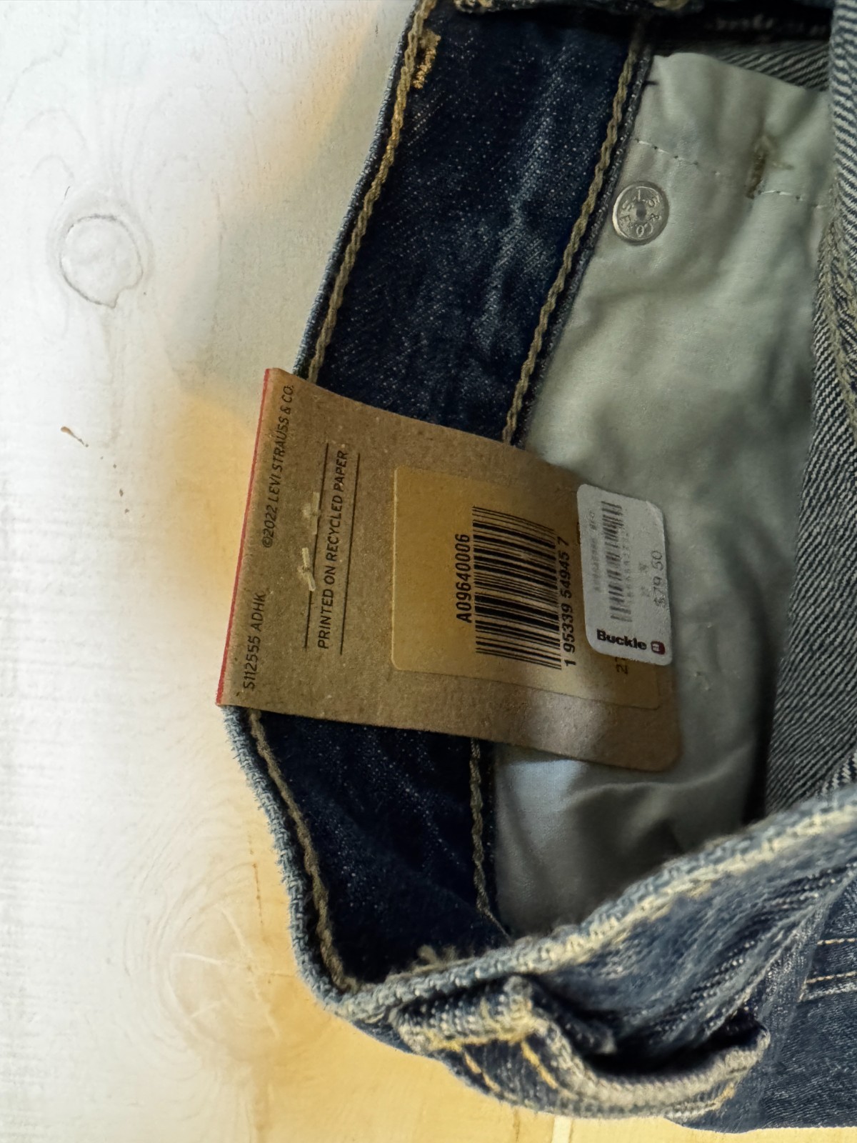 Levi’s Low Pro Straight leg distressed denim jeans size 27 women’s 31″ ins nwt