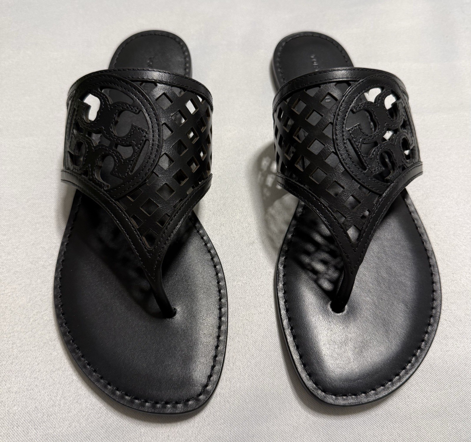 TORY BURCH THATCHED PERFORATED BLACK LEATHER THONG SANDAL . SIZE – 8M