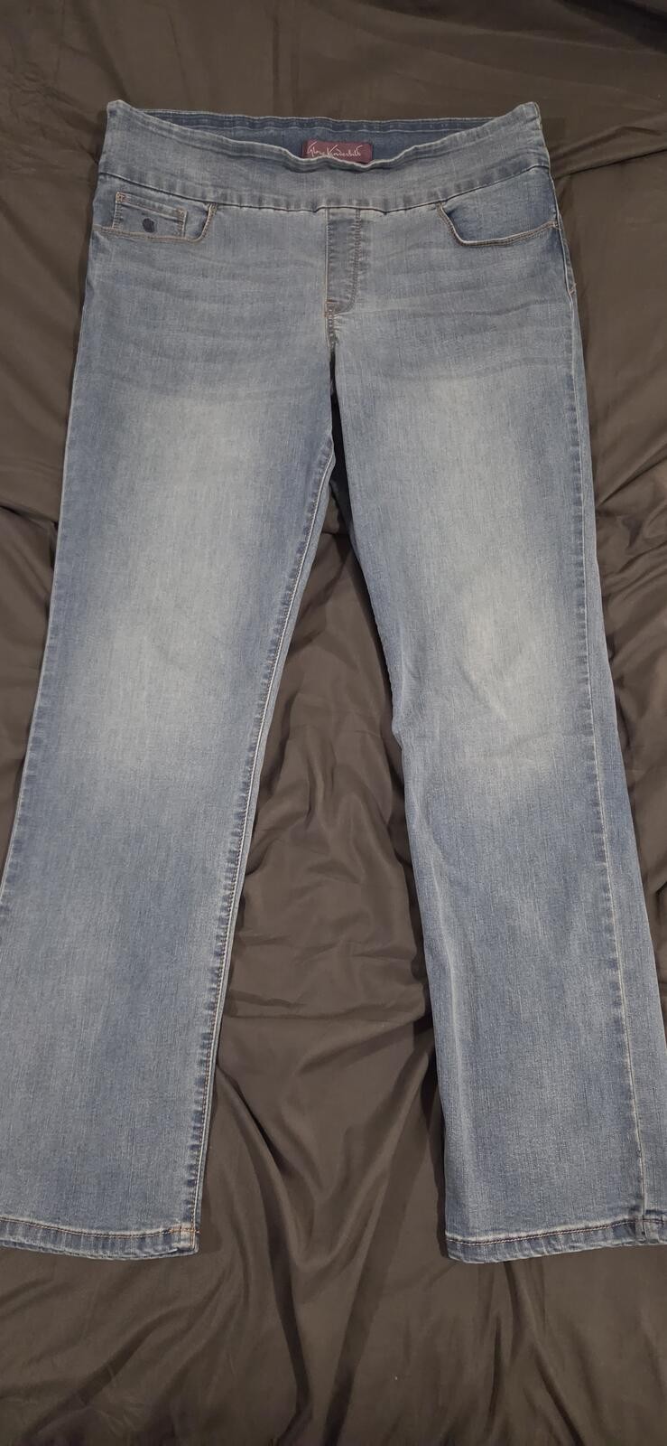 Gloria Vanderbilt Light Wash Pull On Straight Leg Jeans