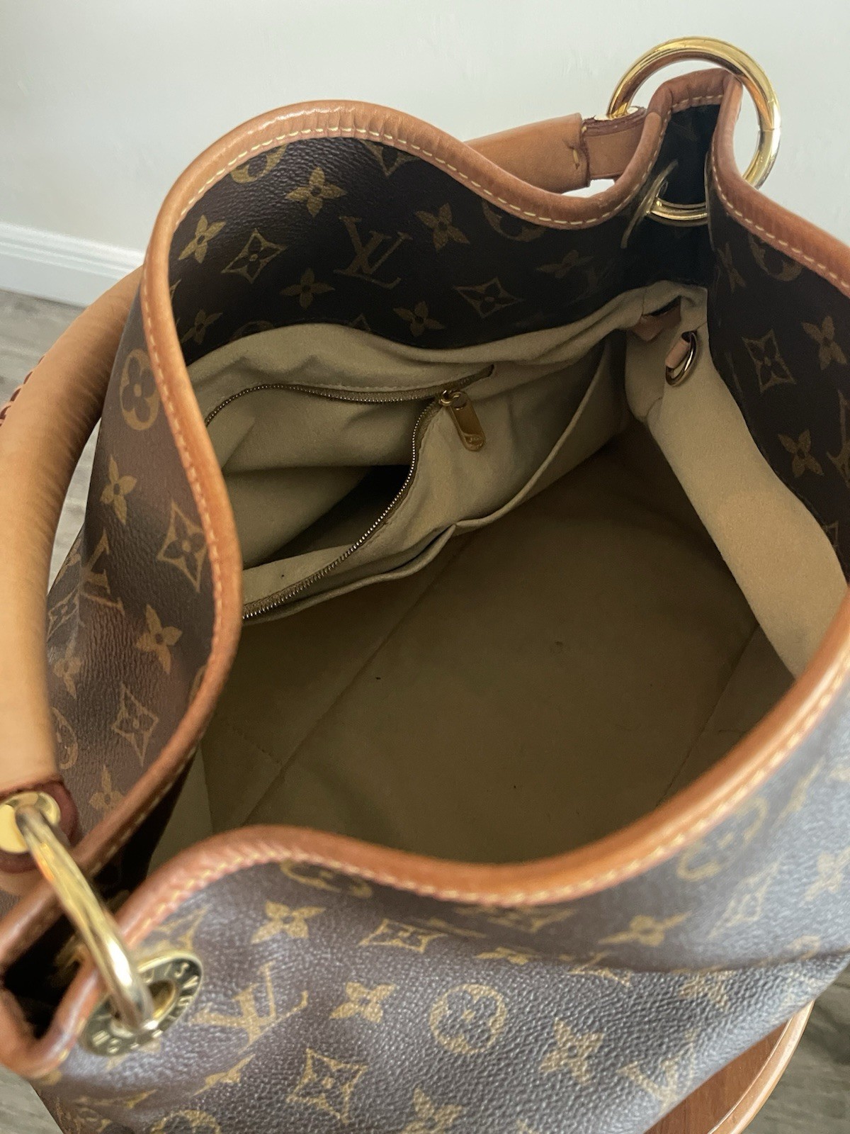 Louis Vuitton Artsy MM