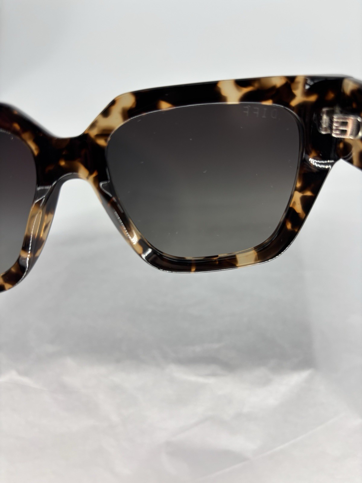 New Diff Eyewear Bella Oversized Square Cateye Sunglasses Remi II Tortoiseshell