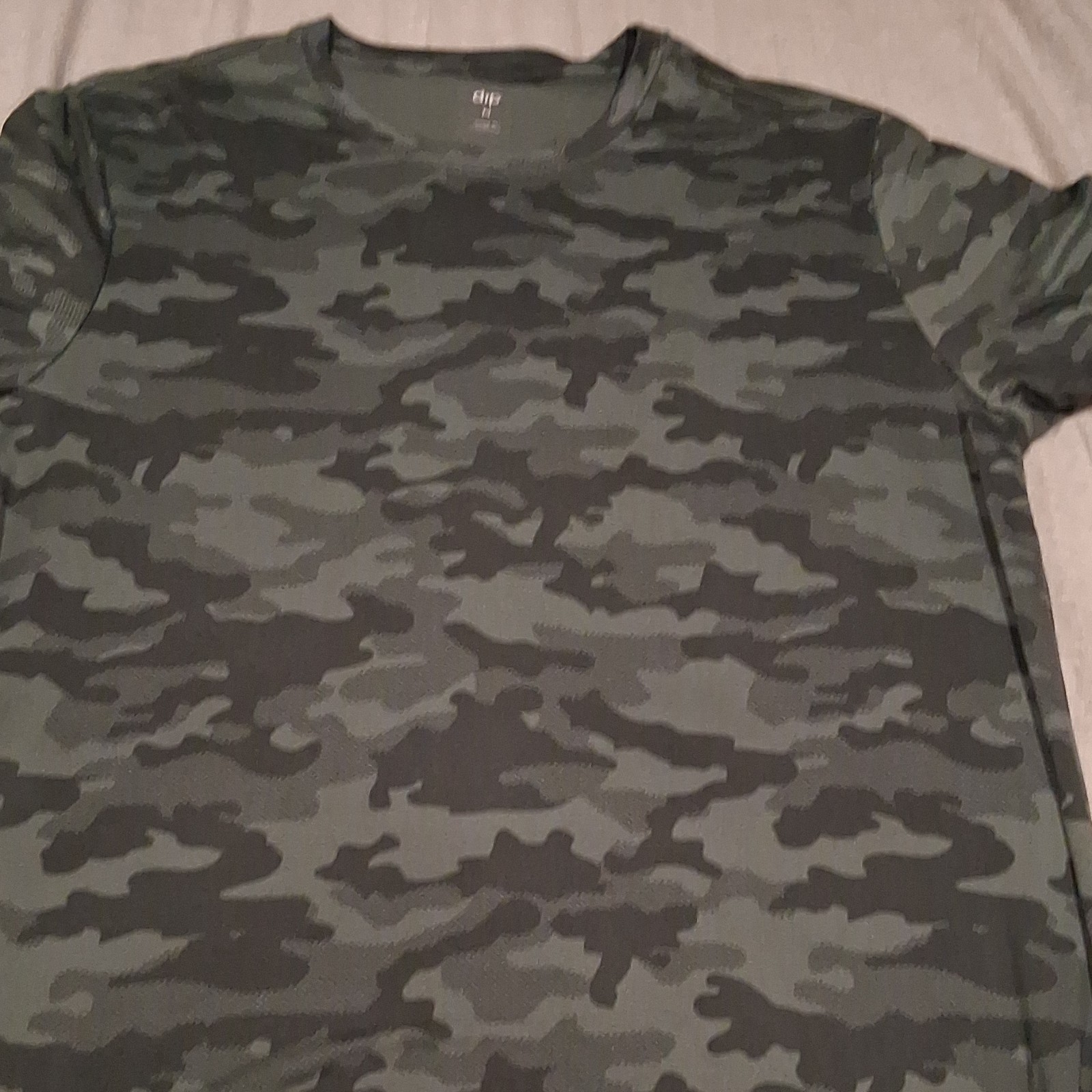 dip Men’s M Green/Black Camo Stretch Crewneck Short Sleeve Athletic Fit Tee