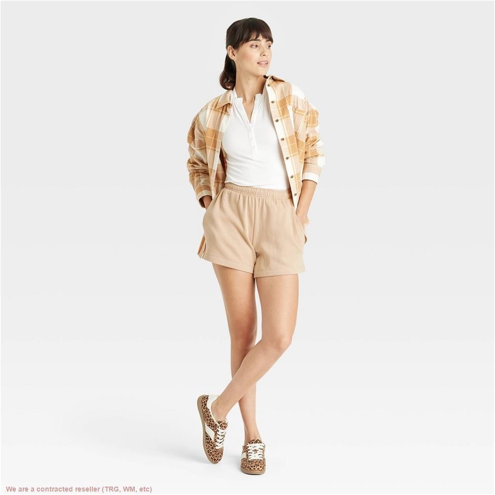 Women’s Leisure Studio Mid-Thigh Fleece Shorts – Universal Thread Tan M
