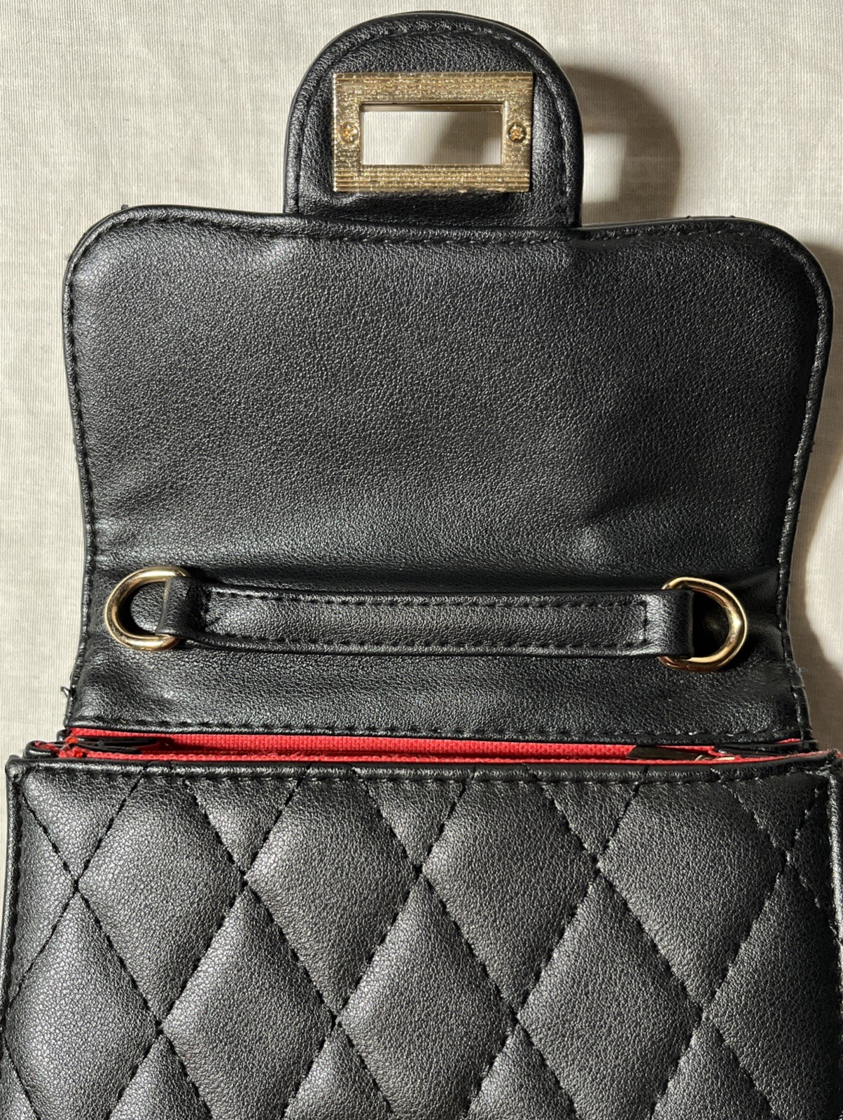 Black Purse (6.75”x5.75”x3”) Excellent Condition! *FREE SHIPPING*