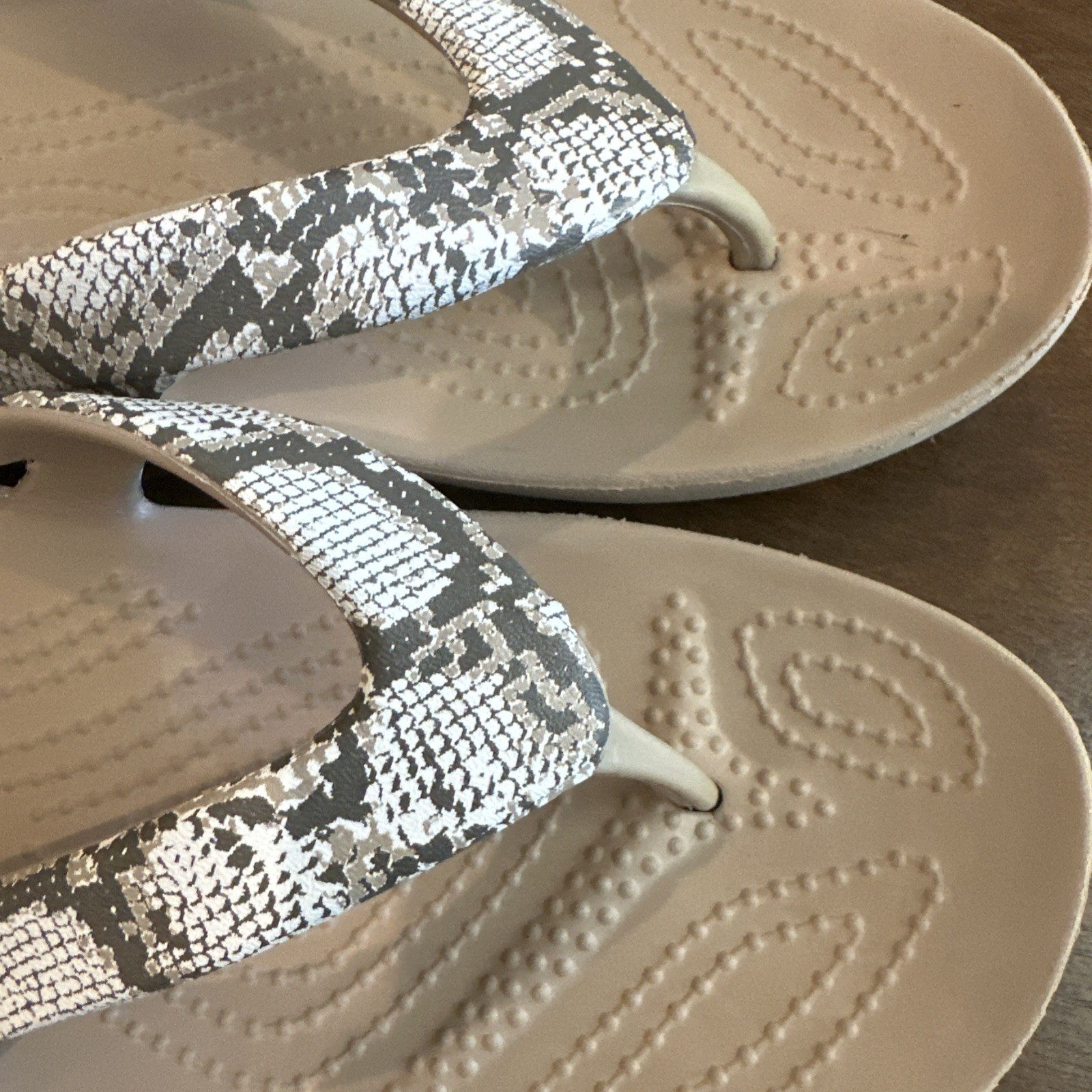 Crocs Kadee II Flip Flops Women’s Size 11 Tan Snakeskin Sandals