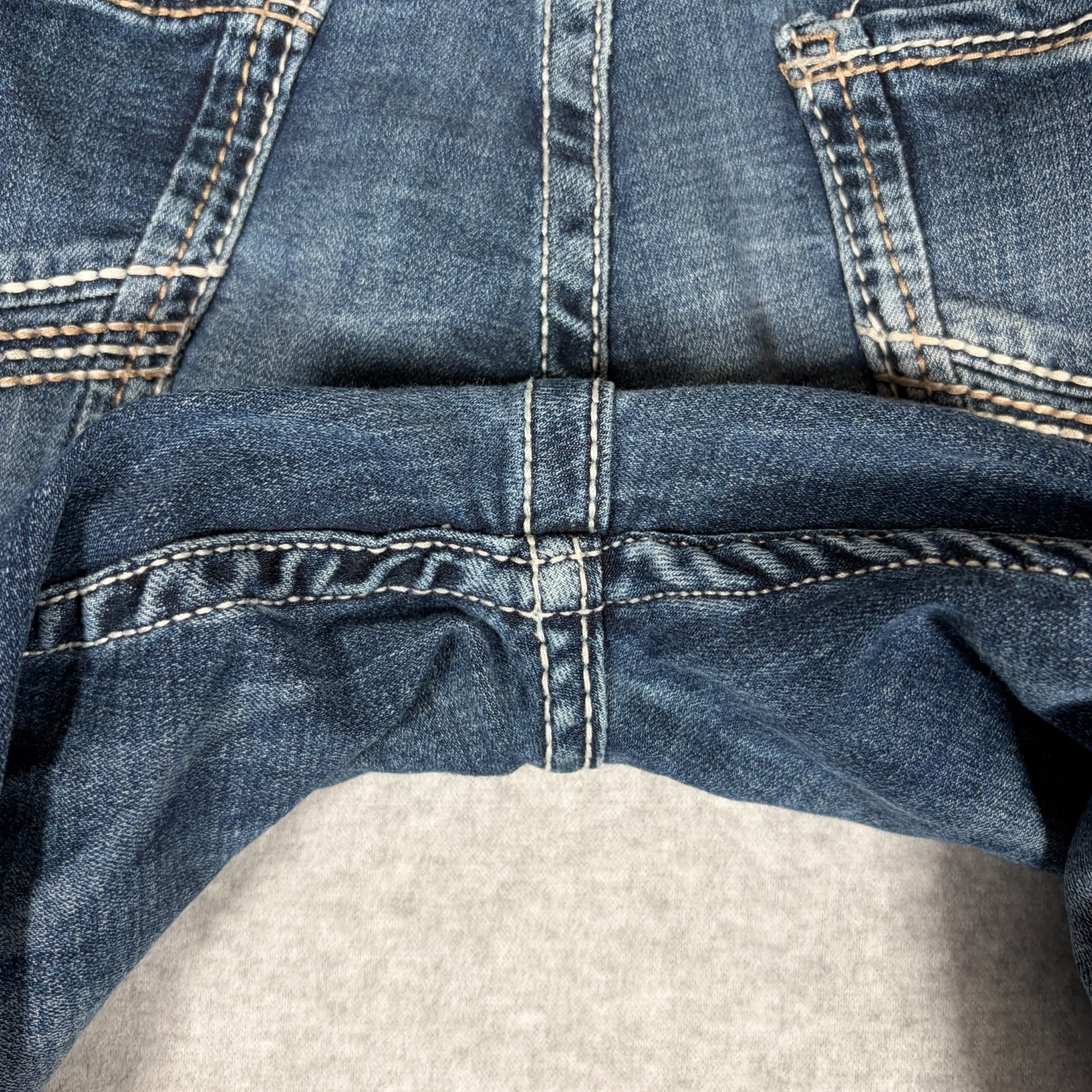 Buckle BKE Tyler Jeans Mens 34S (Fits 32×30) Blue Whiskered Denim Straight Leg
