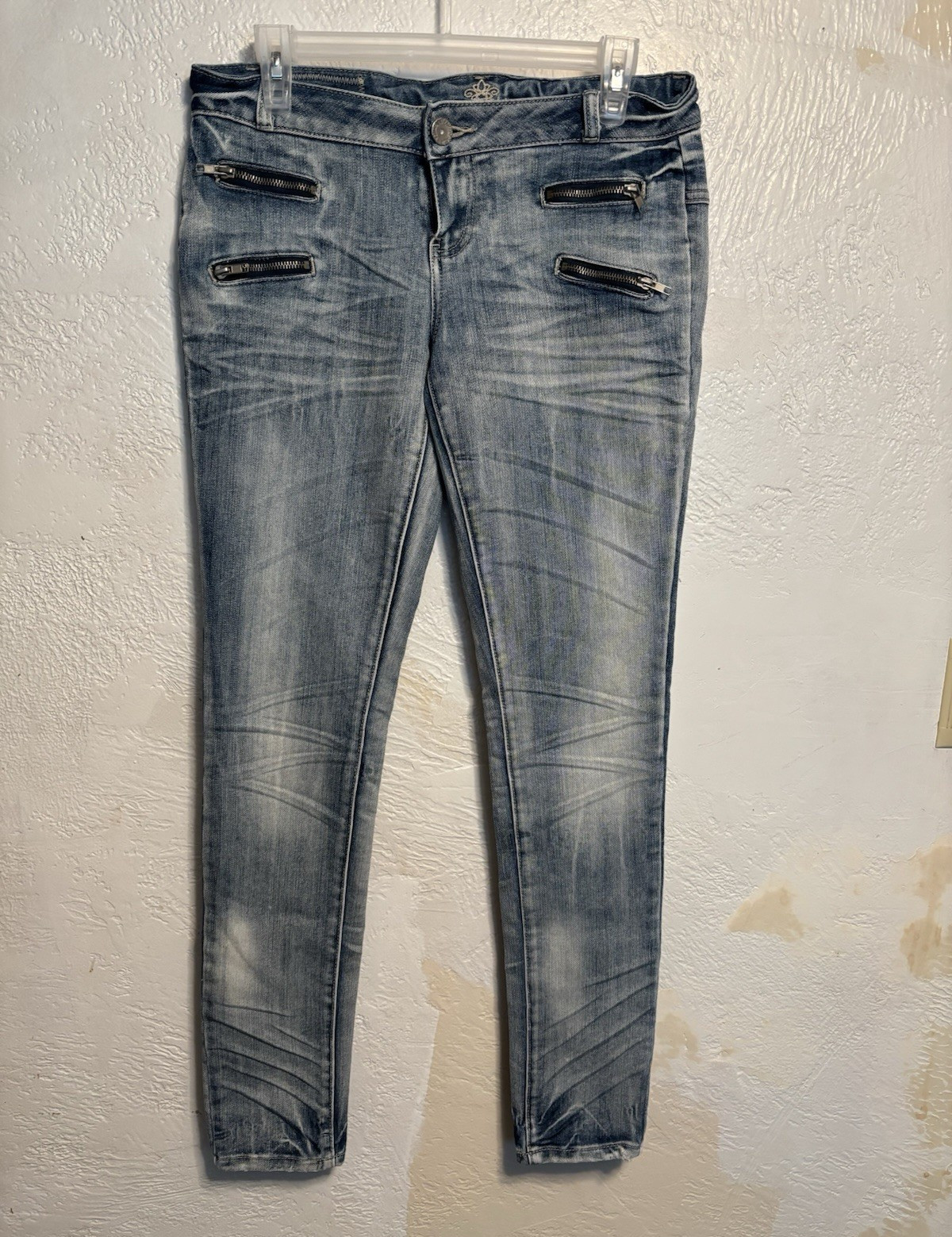 Almost famous Women’s Skinny Jeans Blue Light Wash size 9