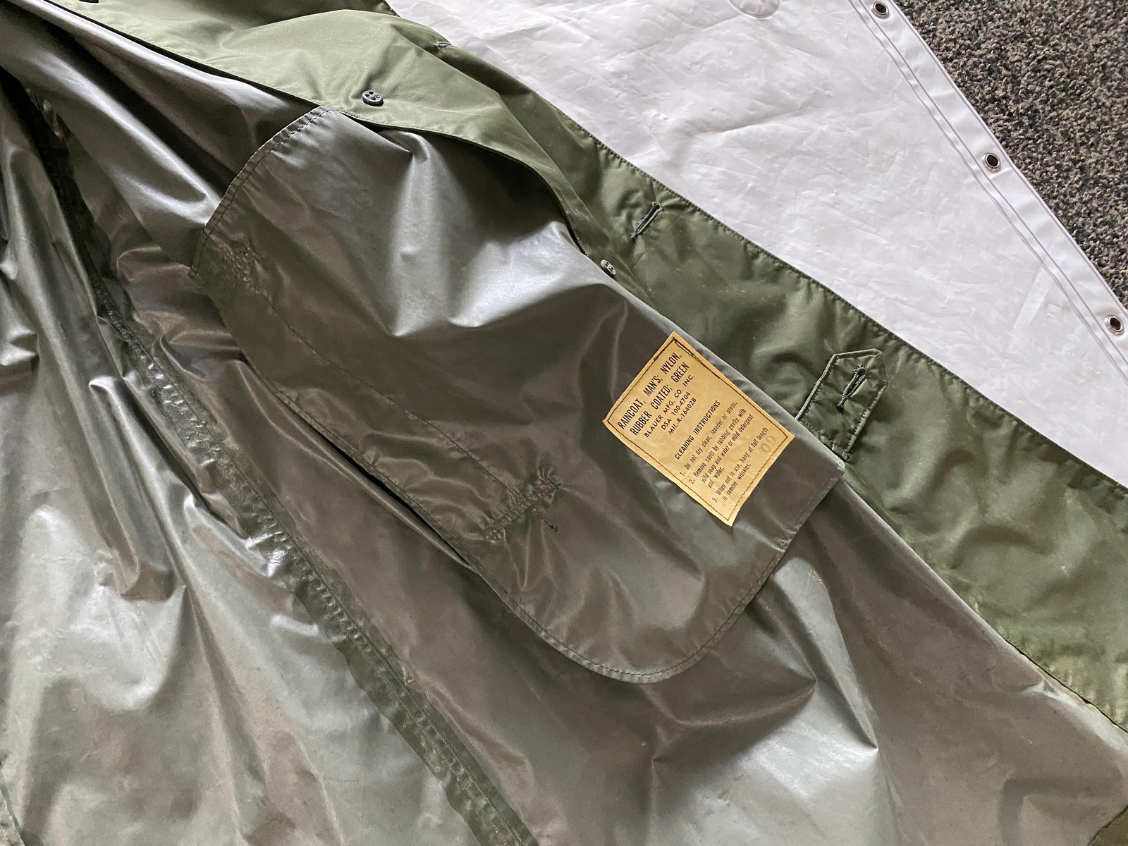 Vintage Military Blauer Raincoat Mens Green Nylon Rubber Coated Jacket Vietnam