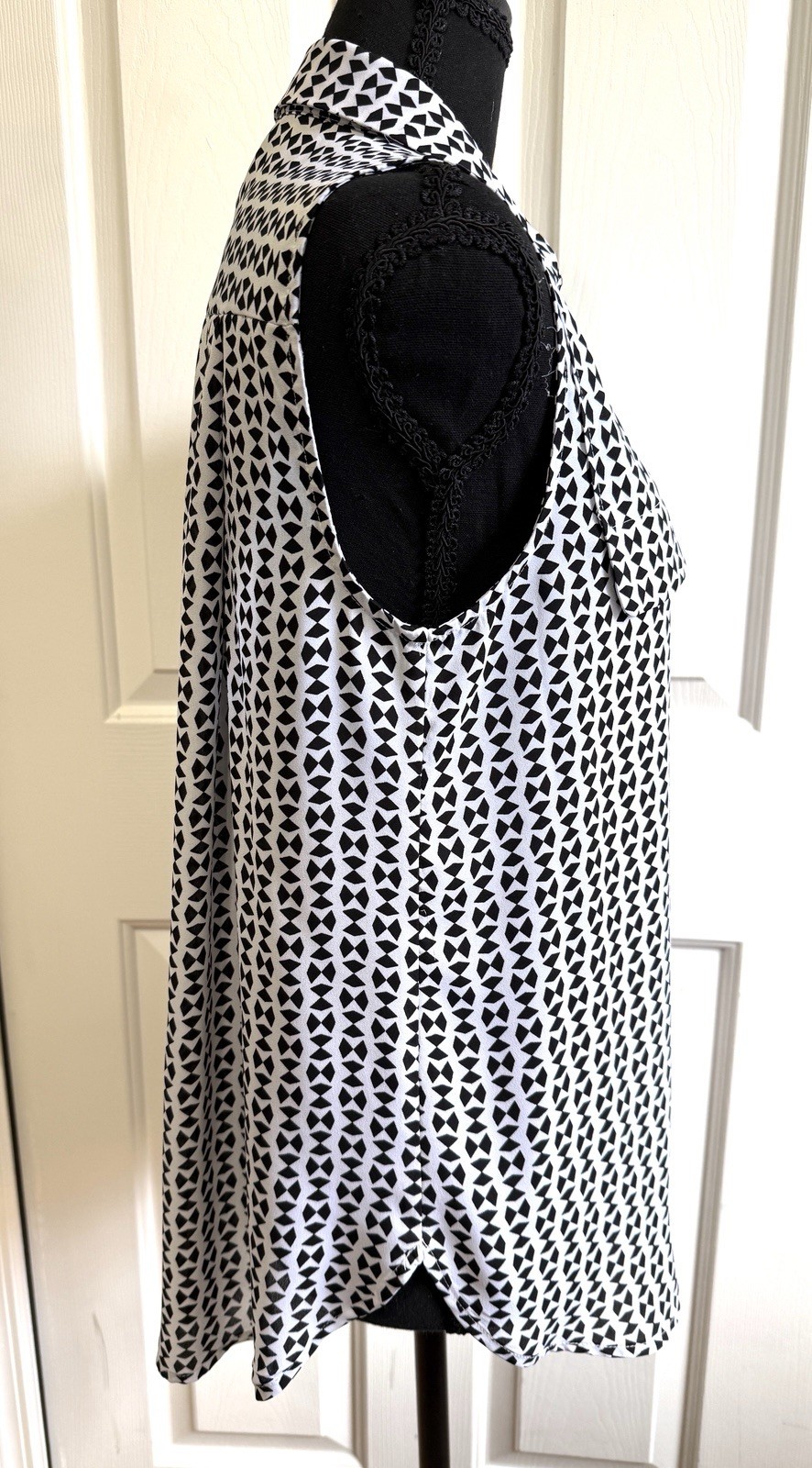 Worthing White And Black sleeveless collared button up blouse Size S
