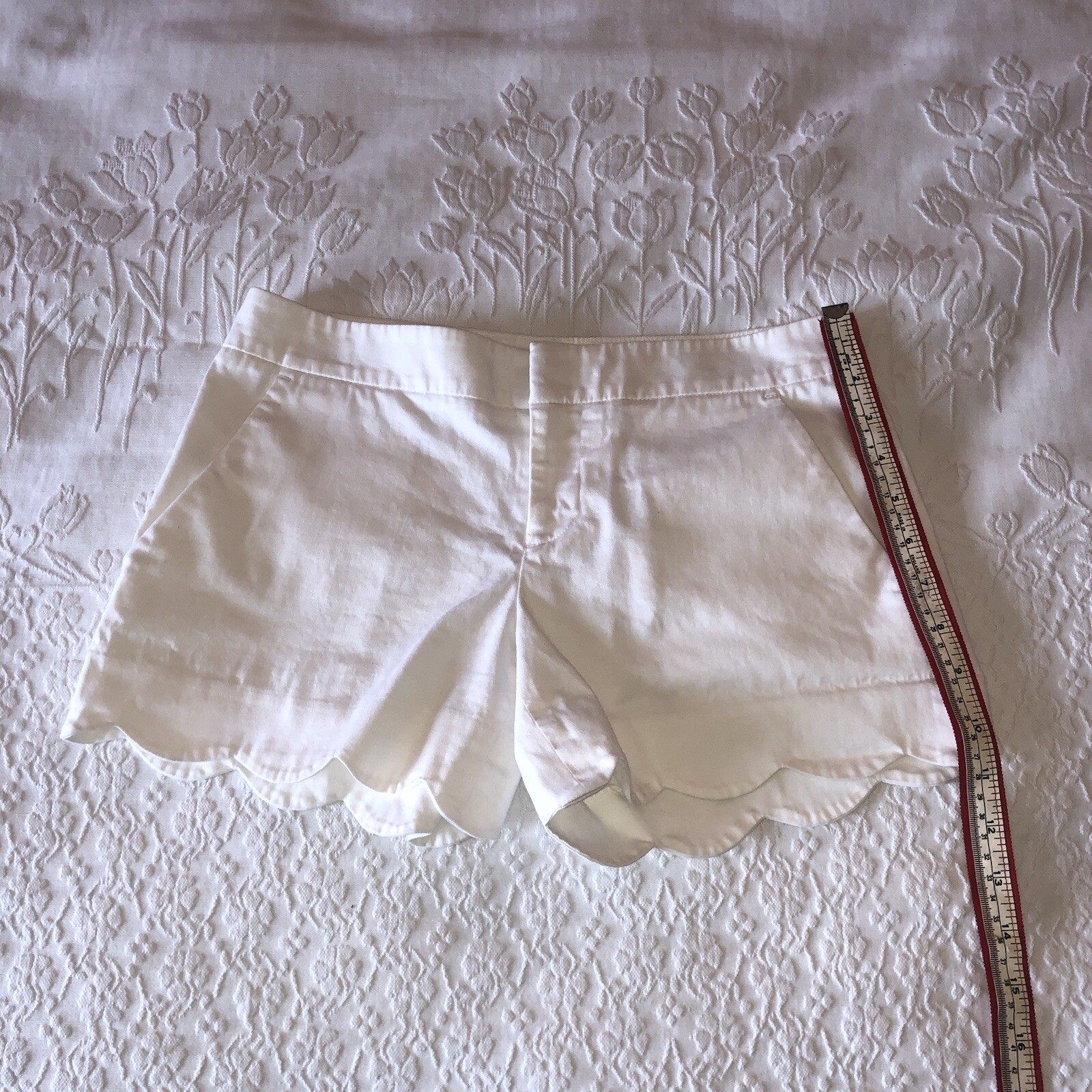 CLUB MONACO WOMENS SIZE 00 WHITE FLAT FRONT SCALLOP LEG SHORTS