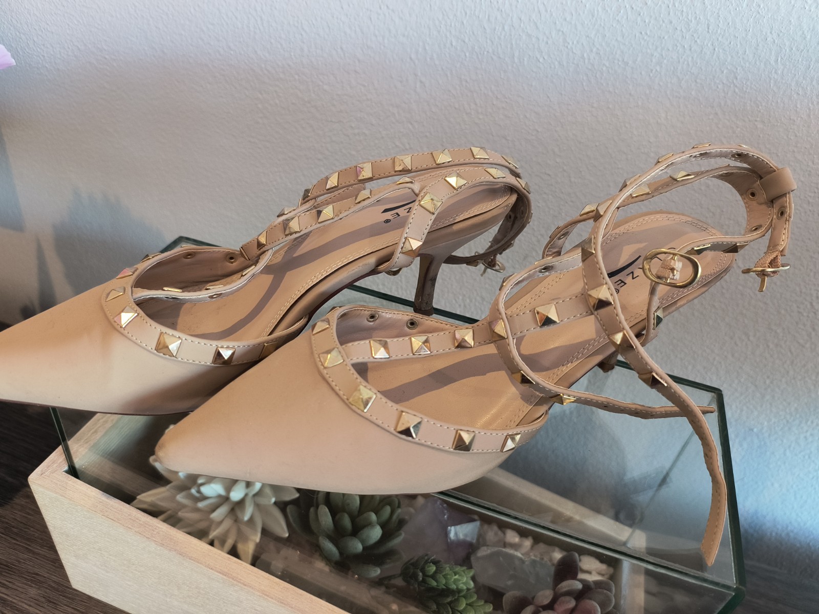 Glaze beige w/gold stud kitten heels Free Ship Size 8.5
