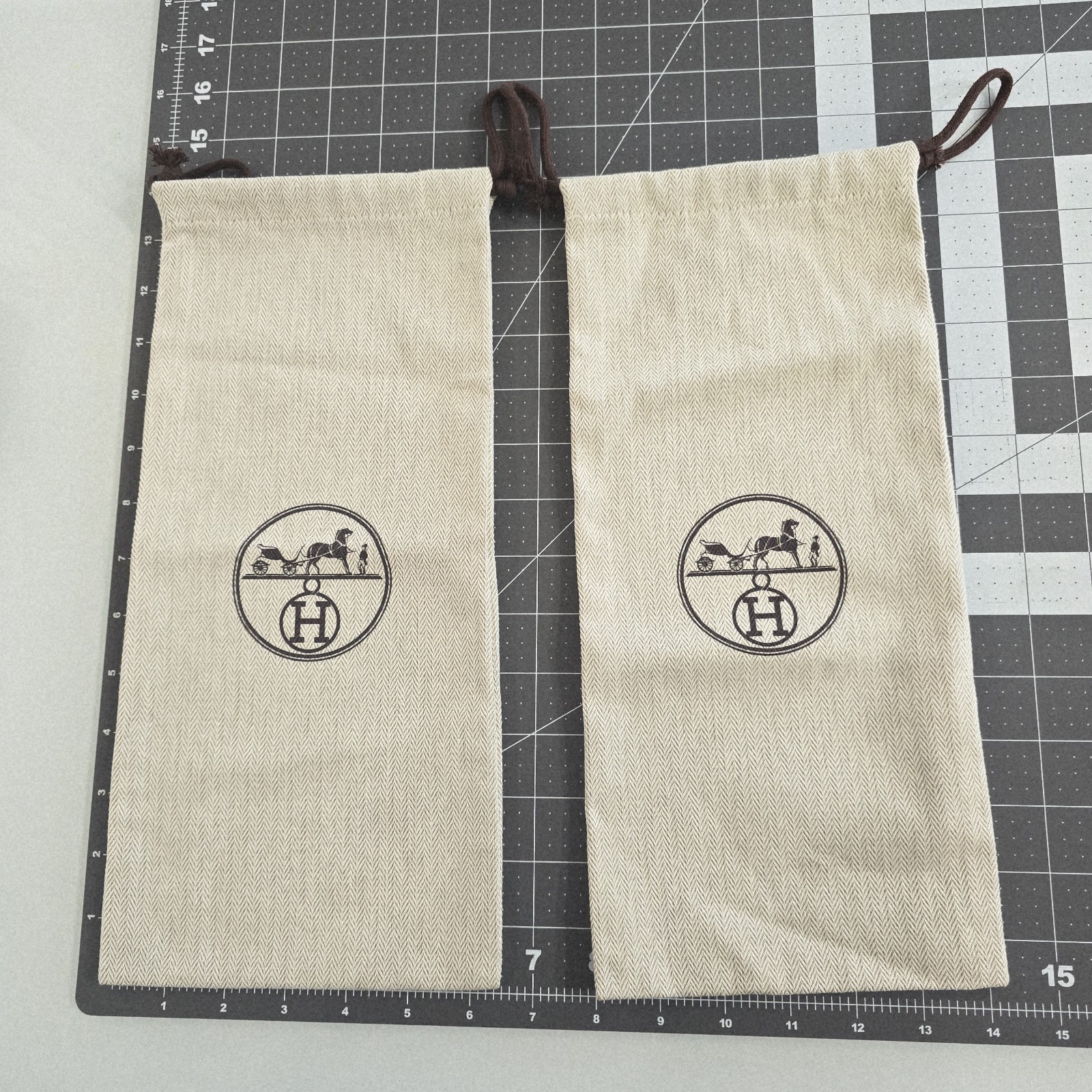Hermès Set of 2 Beige Drawstring Dustbags with Logo Accent Designer 14×6.25in