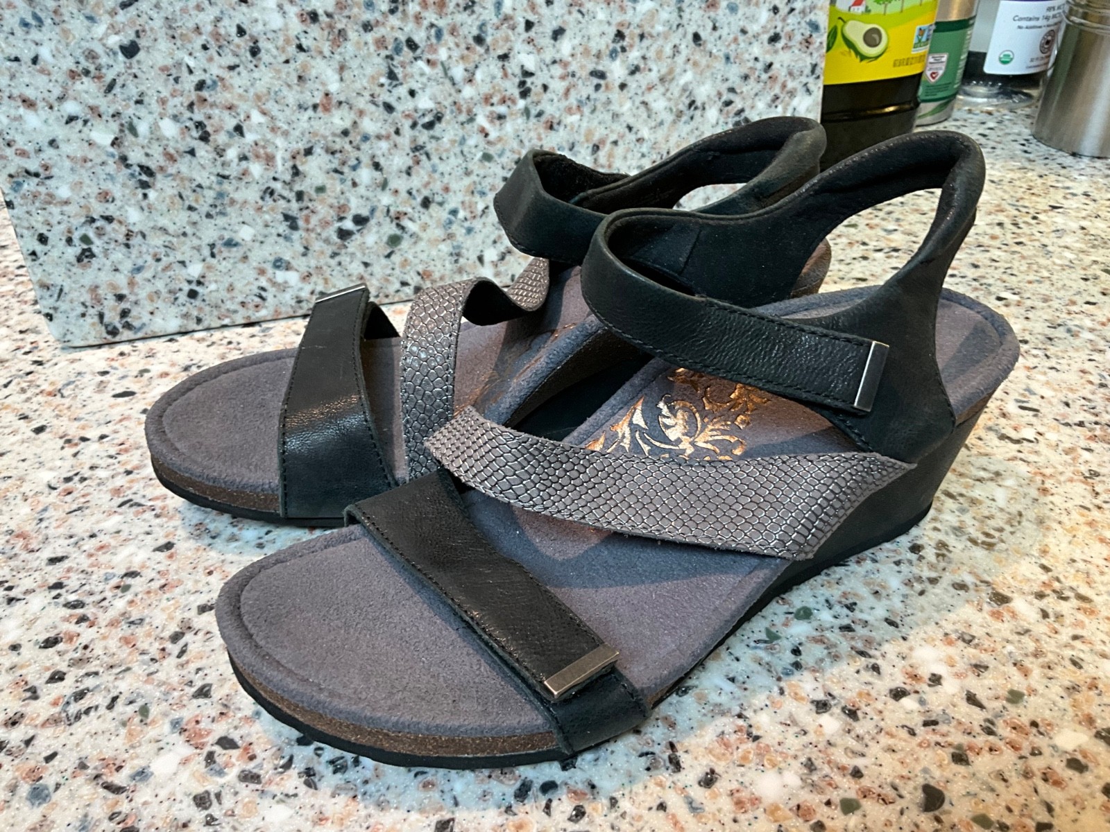 AETREX BRYNN SANDALS SIZE 7/37 BLACK/SILVER WEDGE WOMENS SHOES