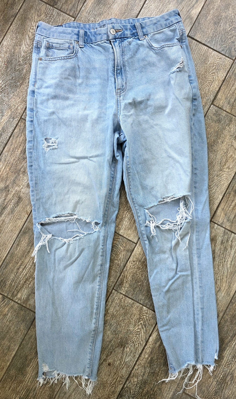 AE American Eagle Womens Mom Jeans High Rise Light Wash Distressed Blue sz 12 R