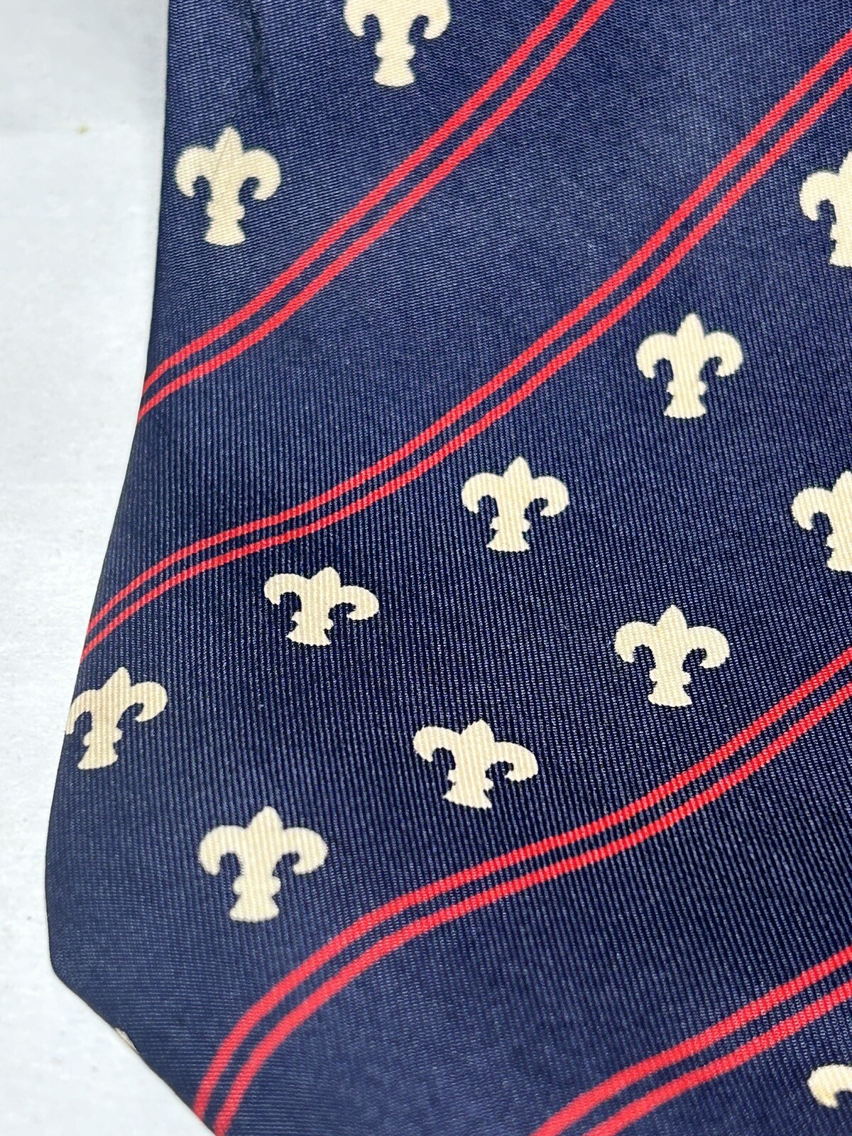 Vintage N. Peal Classic Navy Red Flour De Lis Men’s Tie All Silk 56” X 3.75”