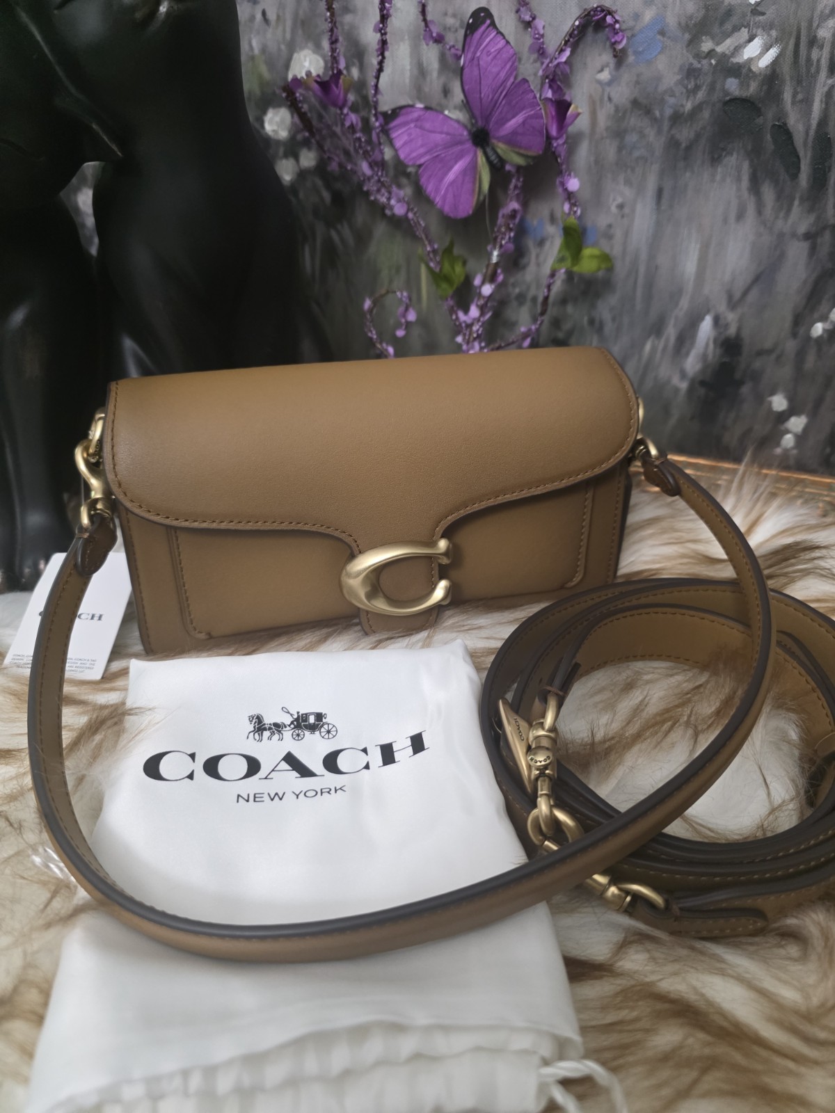 Coach NWT. Auth GLV Tabby 20.