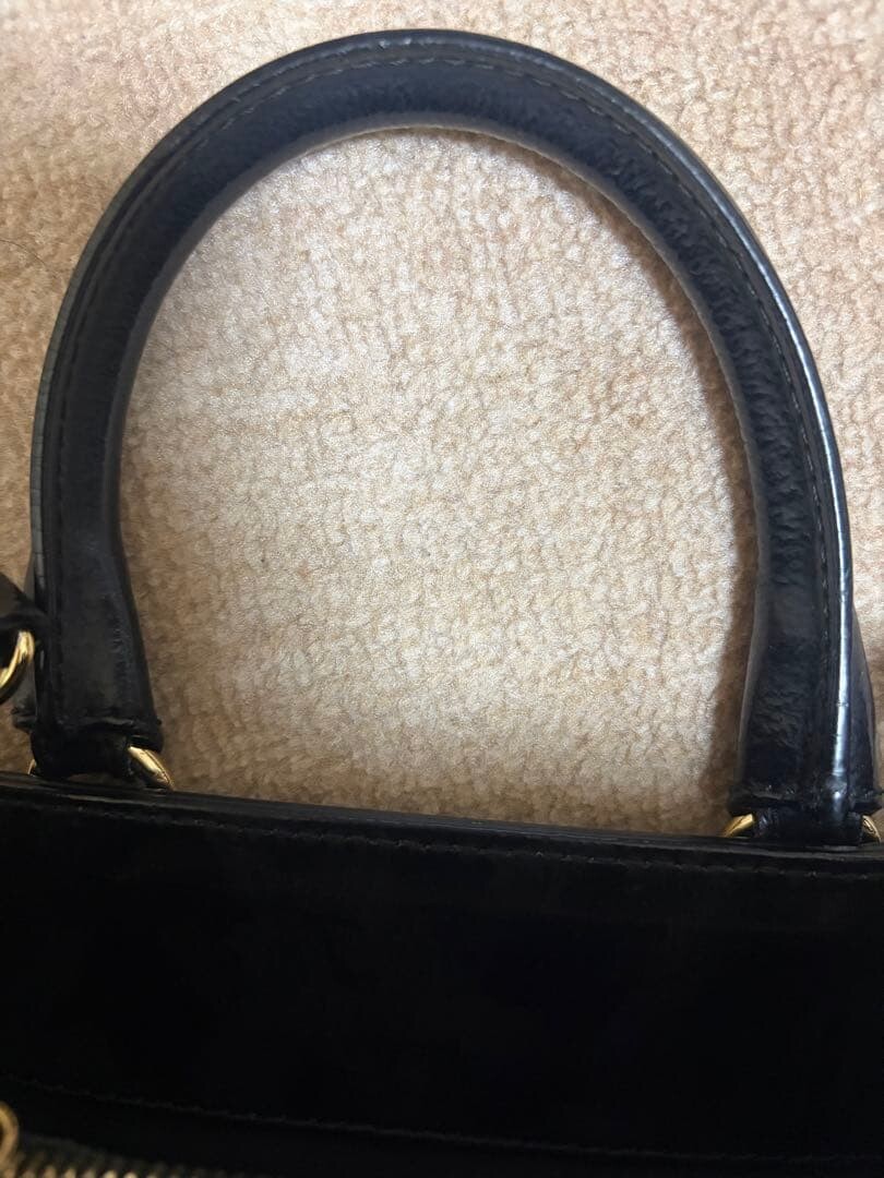 MaxMara Black Patent Leather Shoulder Bag Adjustable Strap Gold Hardware 22cm