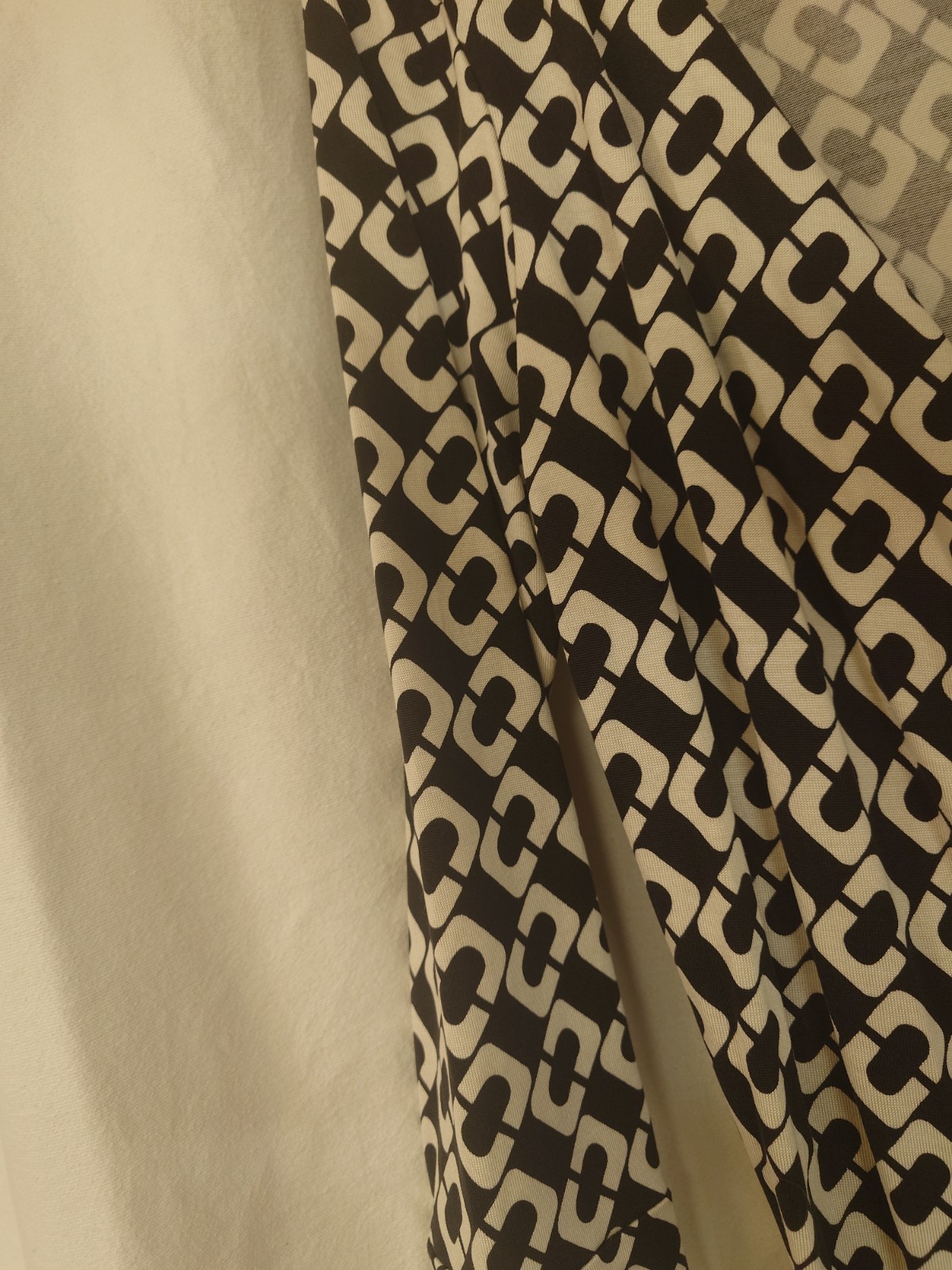 Size 6 DVF Diane von Furstenberg Julian Black Chain Link 100% Silk Wrap Dress