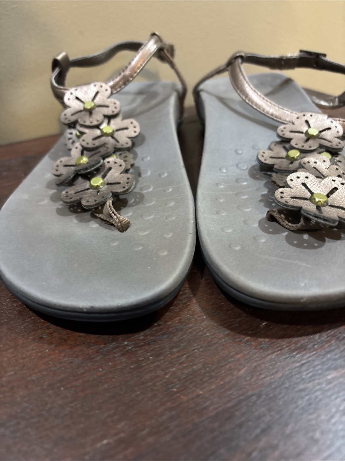 Vionic Julie II Bronze/ Brown Leather Floral Thong T strap Sandals Womens Sz 8