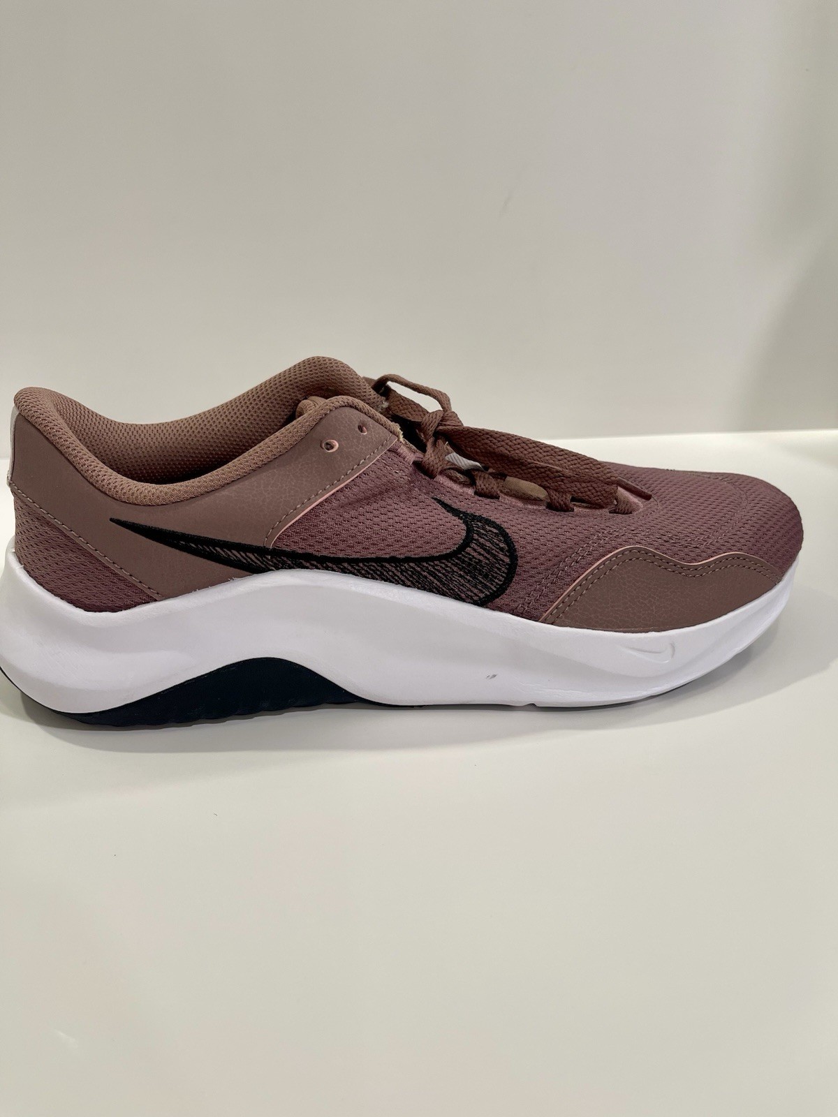 Nike Legend Essential 3 Mauve Training Shoes Men 10 / Women 11.5 DM1119-200