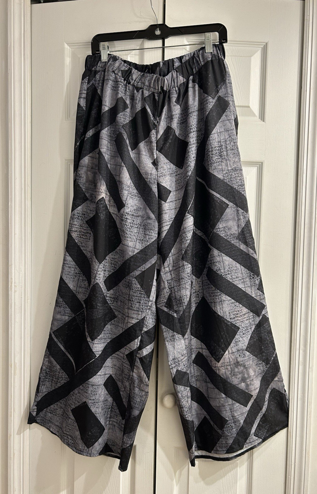 Black/Gray Wide Leg Geometric Palazzo Pants~35-46″ waist~56″ hips~28″ inseam~XXL