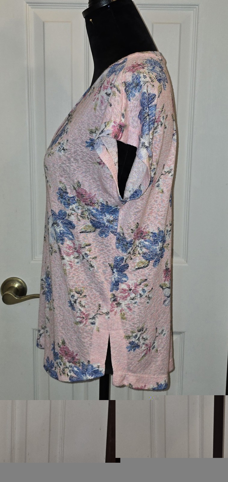 ​Bobeau Top Womens Small Pink Blue Floral V-Neck Pleat Back Knit Tee Slit S