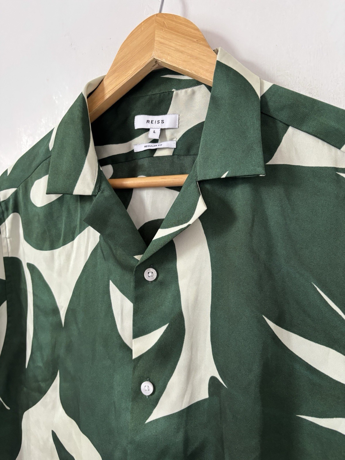 REISS Cuban Collar Shirt Large Green Monstera Leaf Tropical Print Silk Feel Soul
