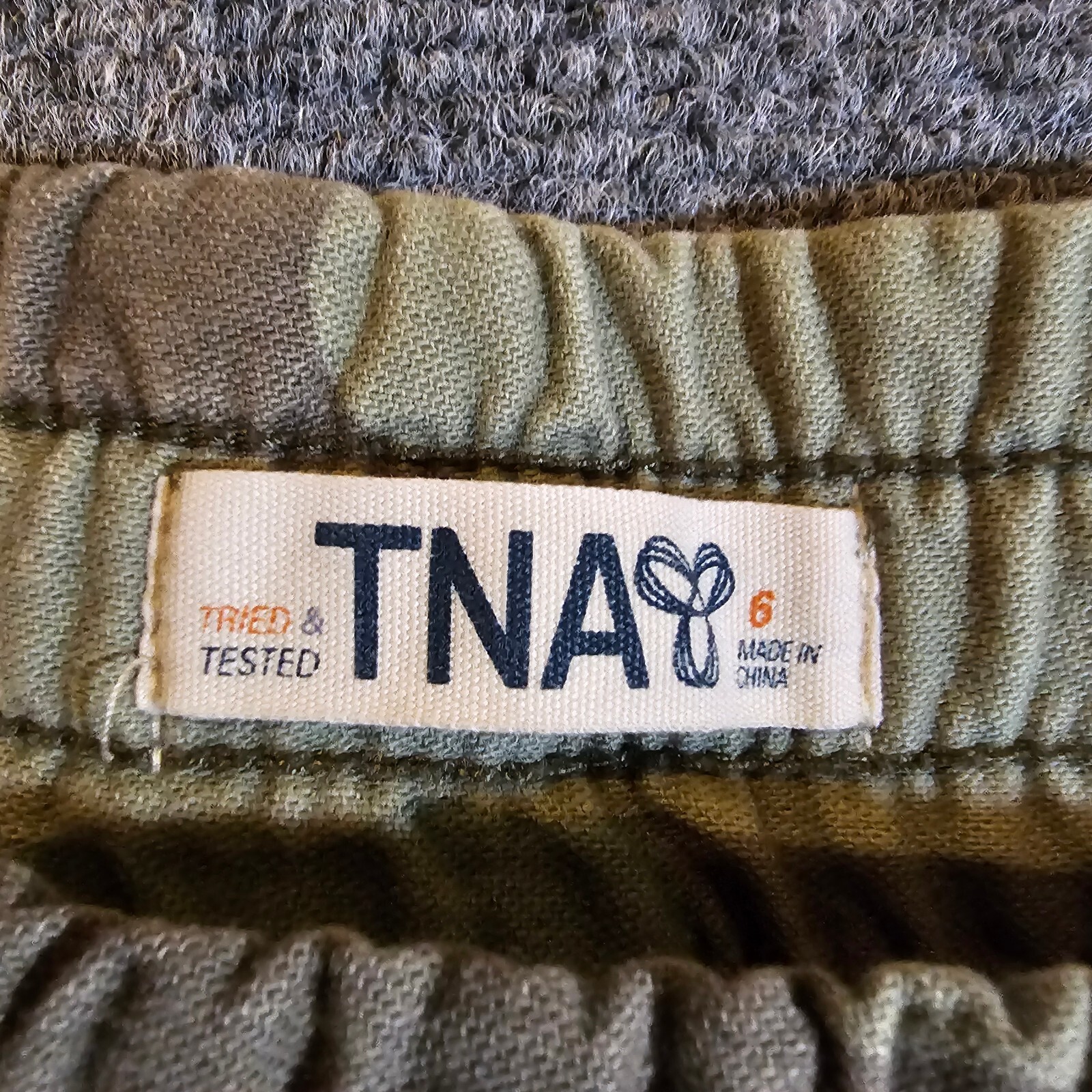 TNA Pants Womens 6 Green Camo Joggers Zipper Pockets Sweatpants Casual Atheltic