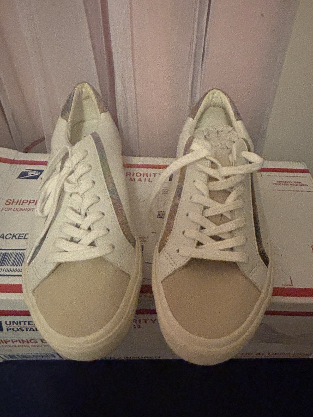 Madsuelle White Leather Lace-Up Flat Closed Toe Glitter Accents Women’s 9