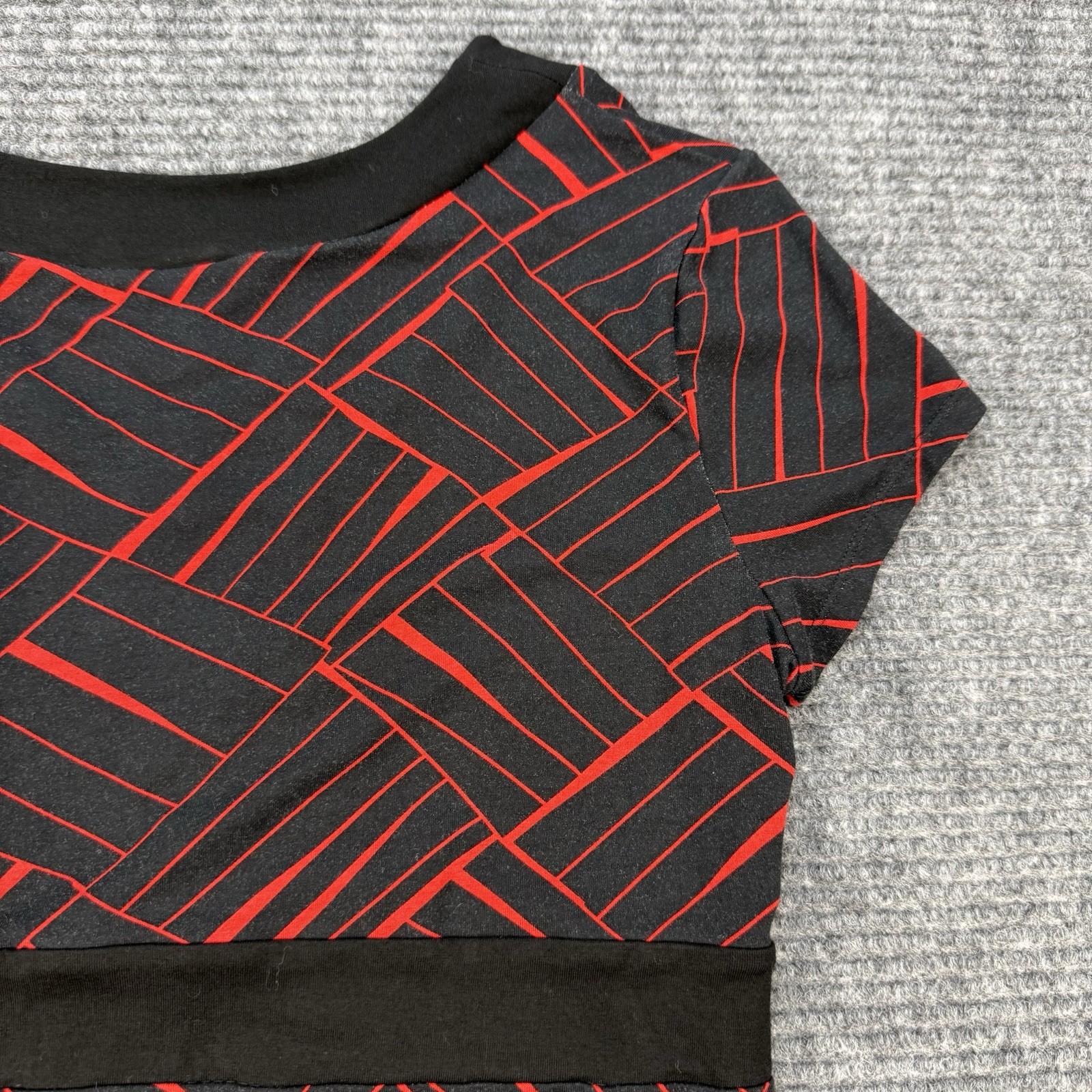 Ann Taylor Petite Medium V Neck Top Black Red Print Short Sleeve Stretch