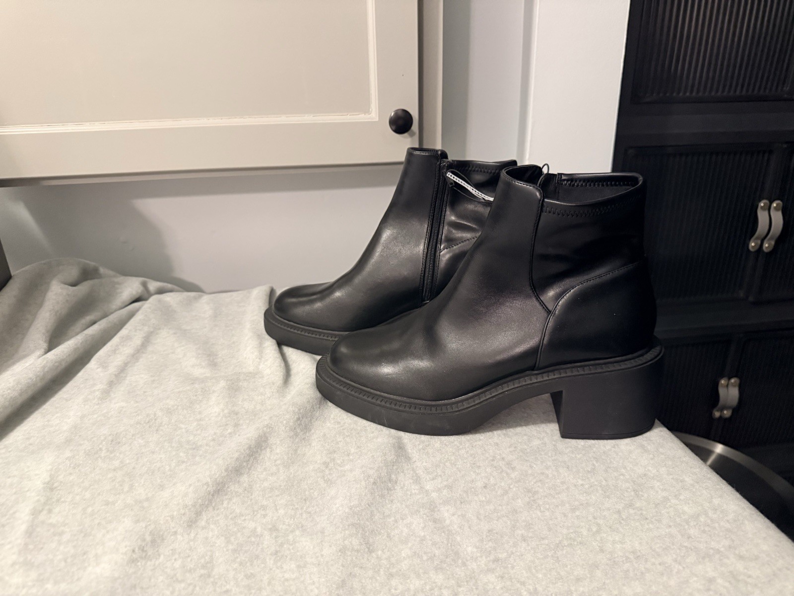 Steve Madden Women’s Chelsea Boots with Block Heal In Black Size 11.6 M US NWT