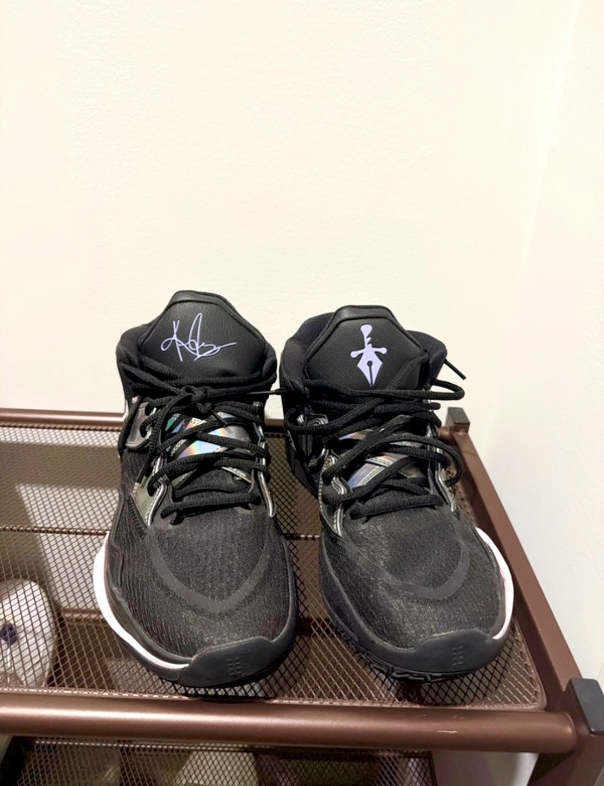 Nike Kyrie Irving Basketball Shoes- Men’s Size 11- Black/Purple- Excellent