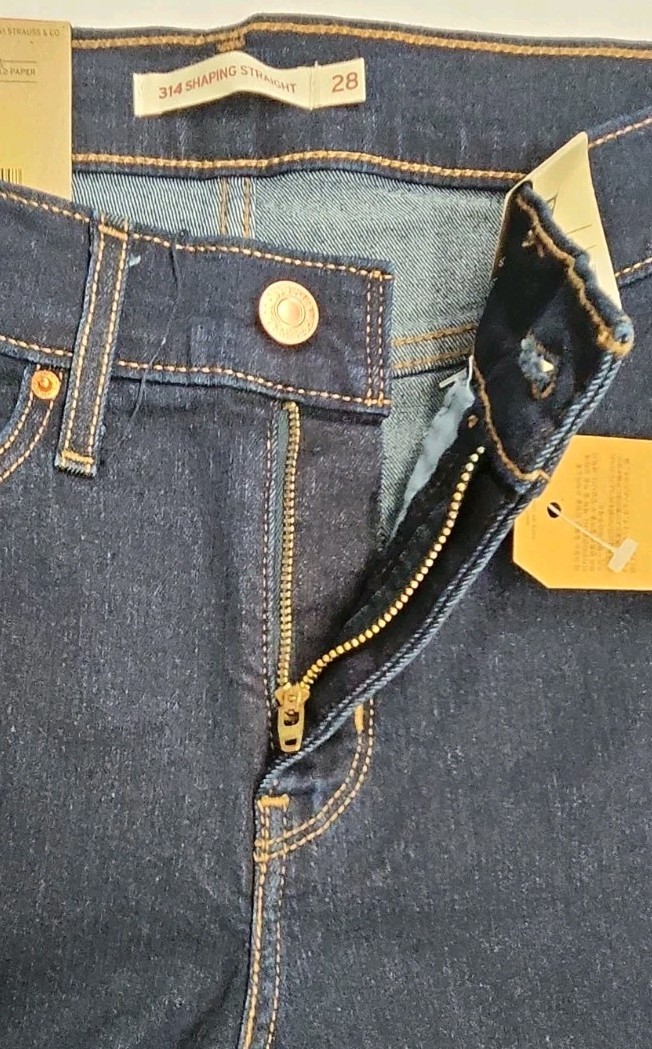 Levi’s 314 Shaping Straight Leg jeans | Size 28×32 (6) Woman* New With Tags!!