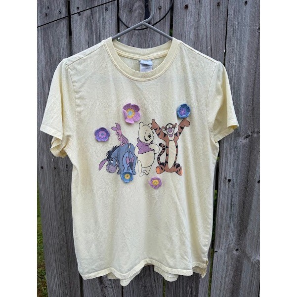 Disneycore Winnie the Pooh Graphic T-Shirt Women Medium Yellow Crochet Flower