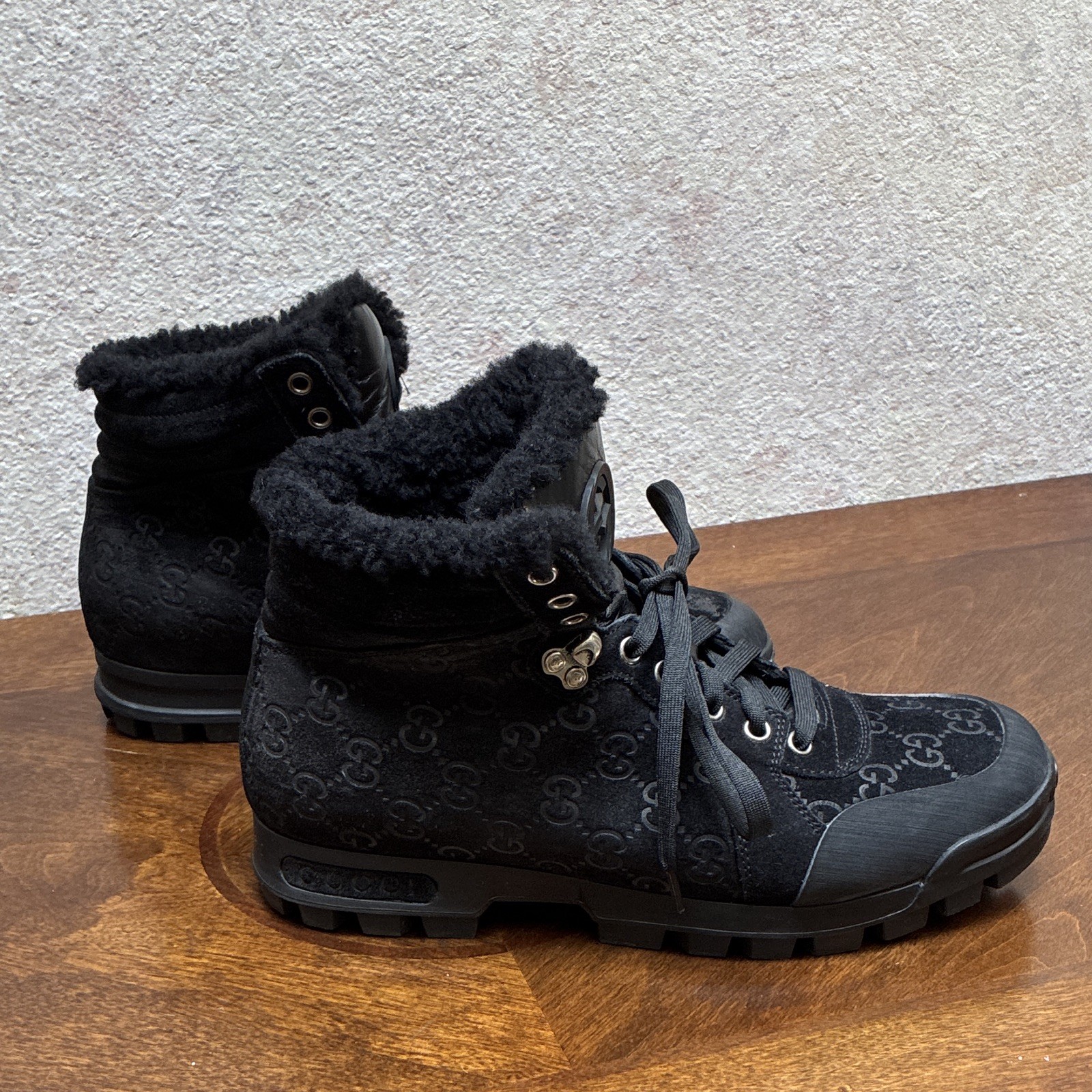 Gucci Men’s Black Suede Ankle Hiker Boots Lined Lace-Up Logo Fur Trim