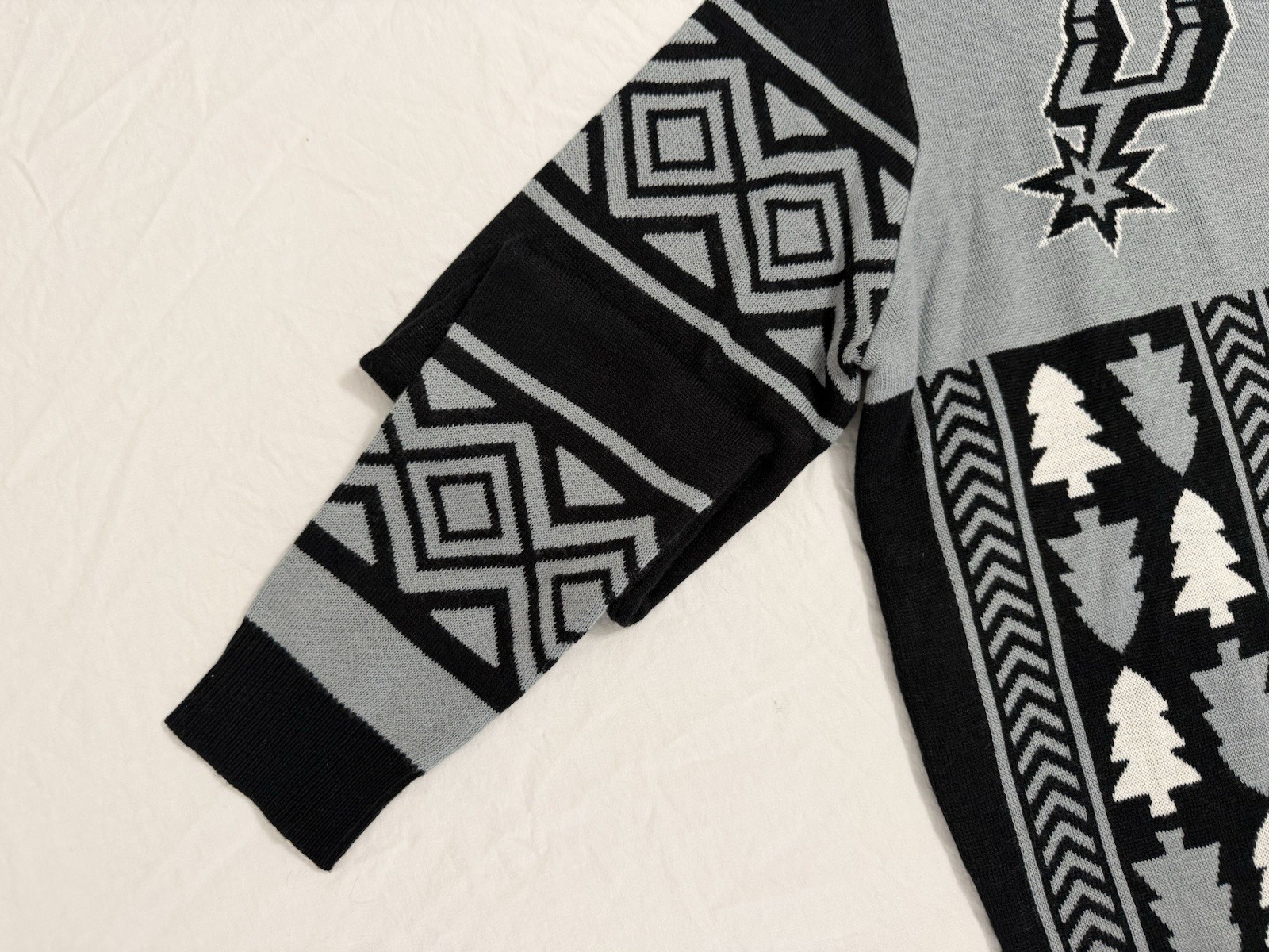 – SAN ANTONIO SPURS – Ugly Christmas Sweater Men’s Large Patchwork Holiday Knit