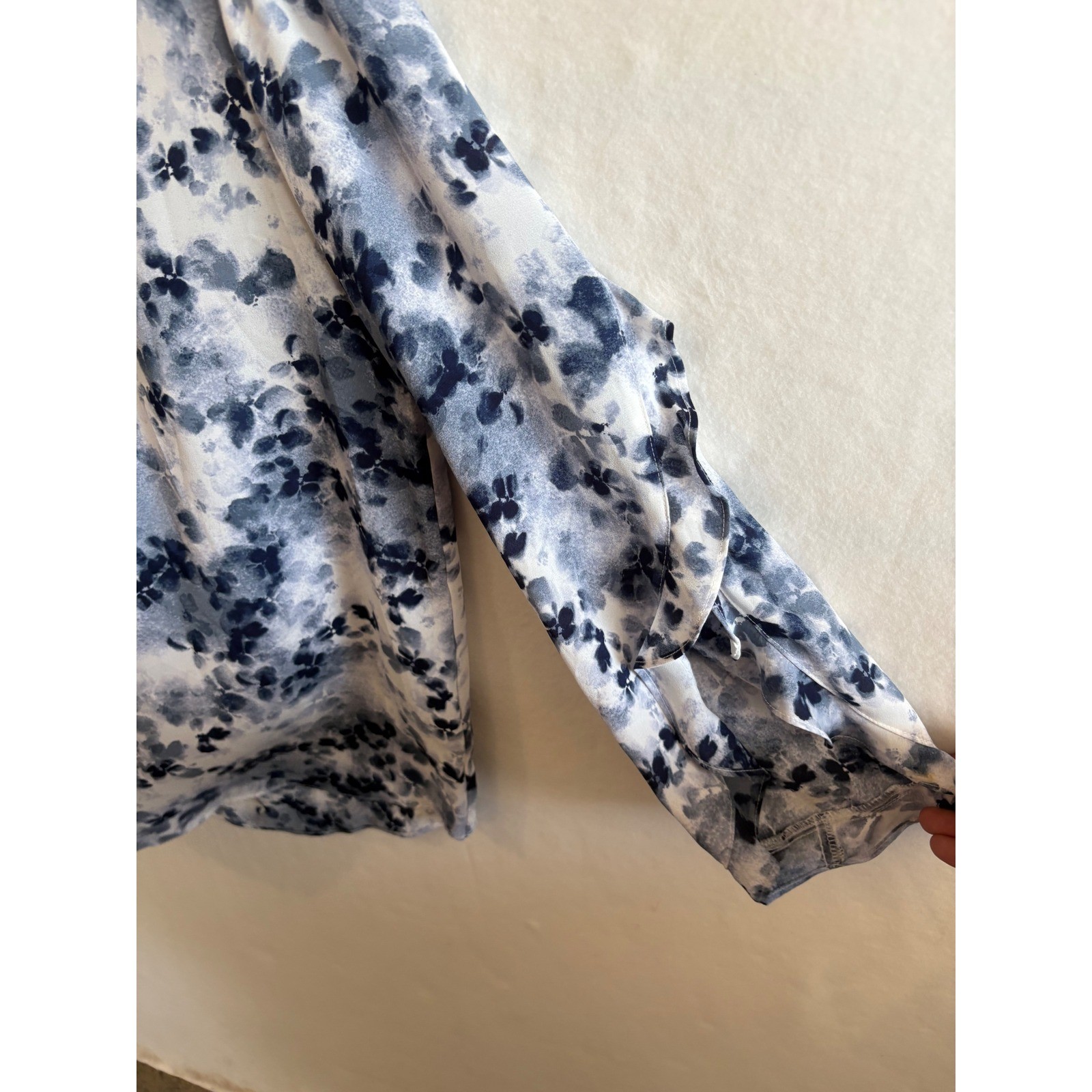 Simply Vera Vera Wang Blue White Floral Ruffle Sleeve Keyhole Blouse Small