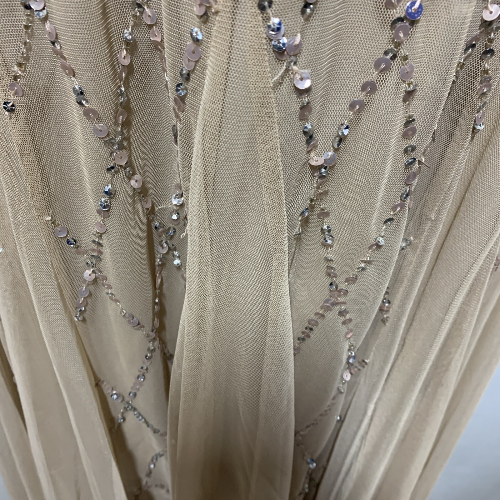 Adrianna Papell Short Sleeve Grid Beaded Gown with Intricate Beading Size 4